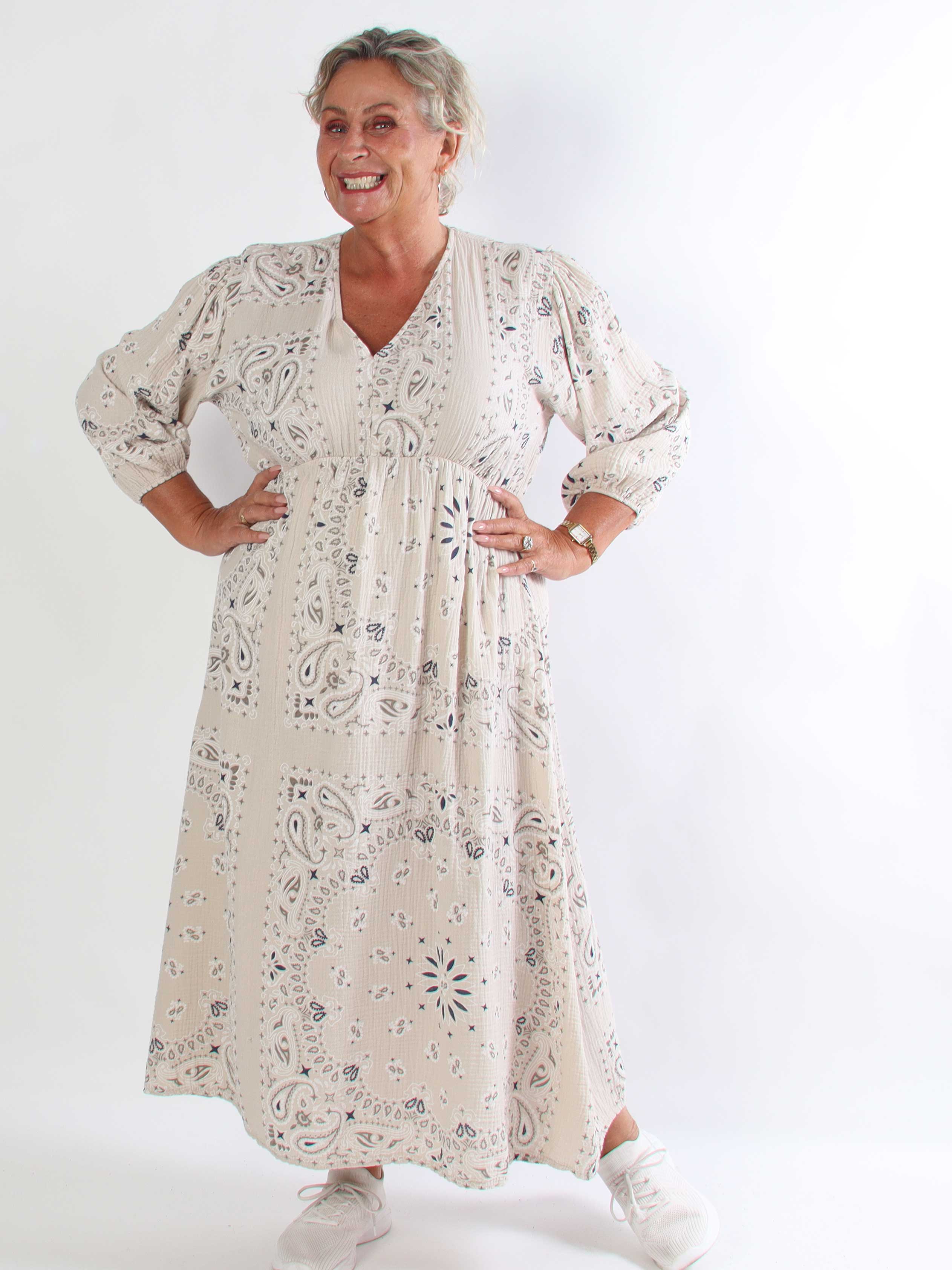 Jasmin Paisley – Plus size klänning i mjuk bomullsmuslin med paisleymönster