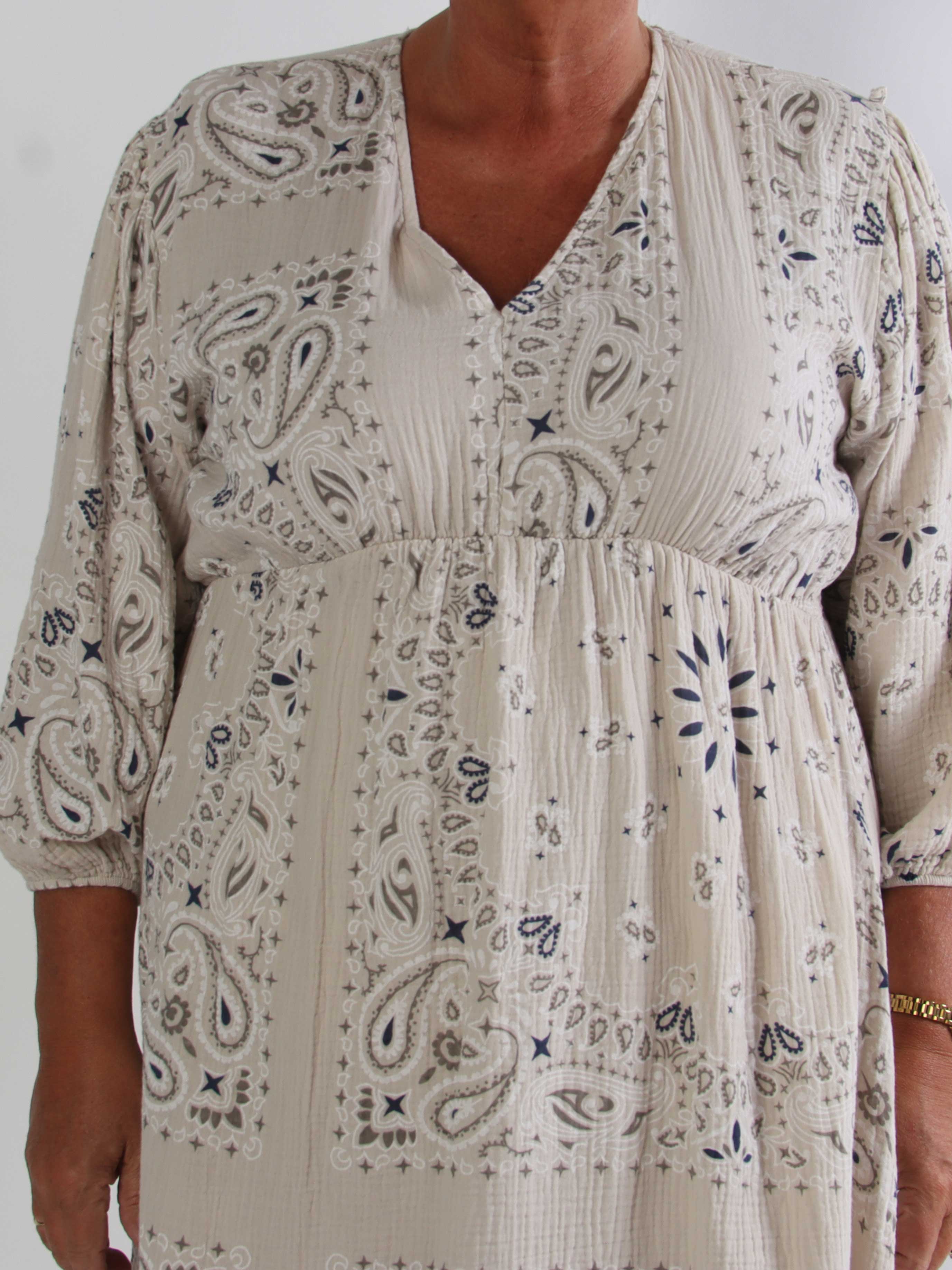 Jasmin Paisley – Plus size klänning i mjuk bomullsmuslin med paisleymönster
