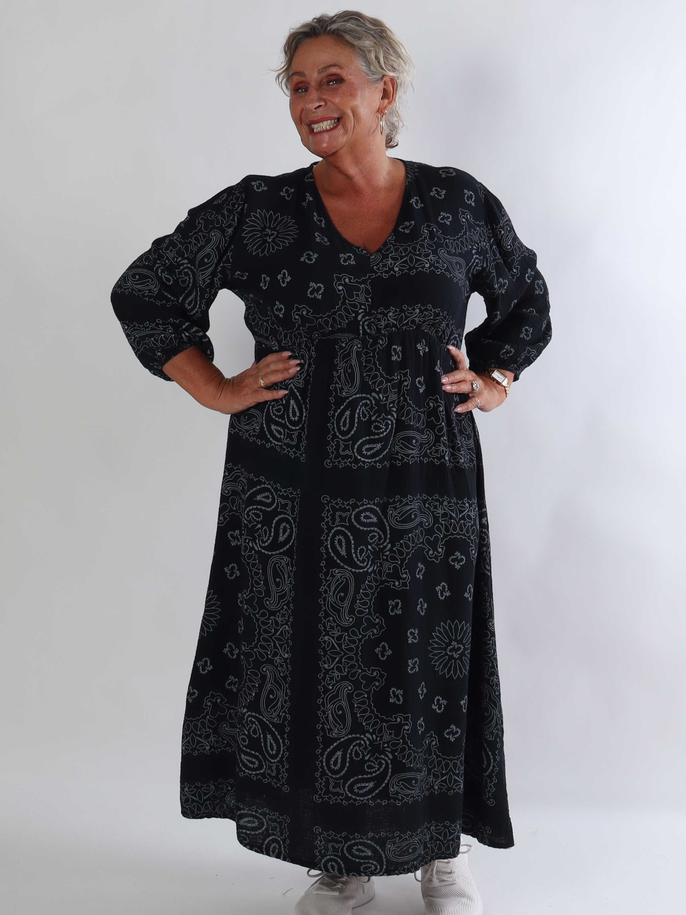 Jasmin Paisley – Plus size klänning i mjuk bomullsmuslin med paisleymönster
