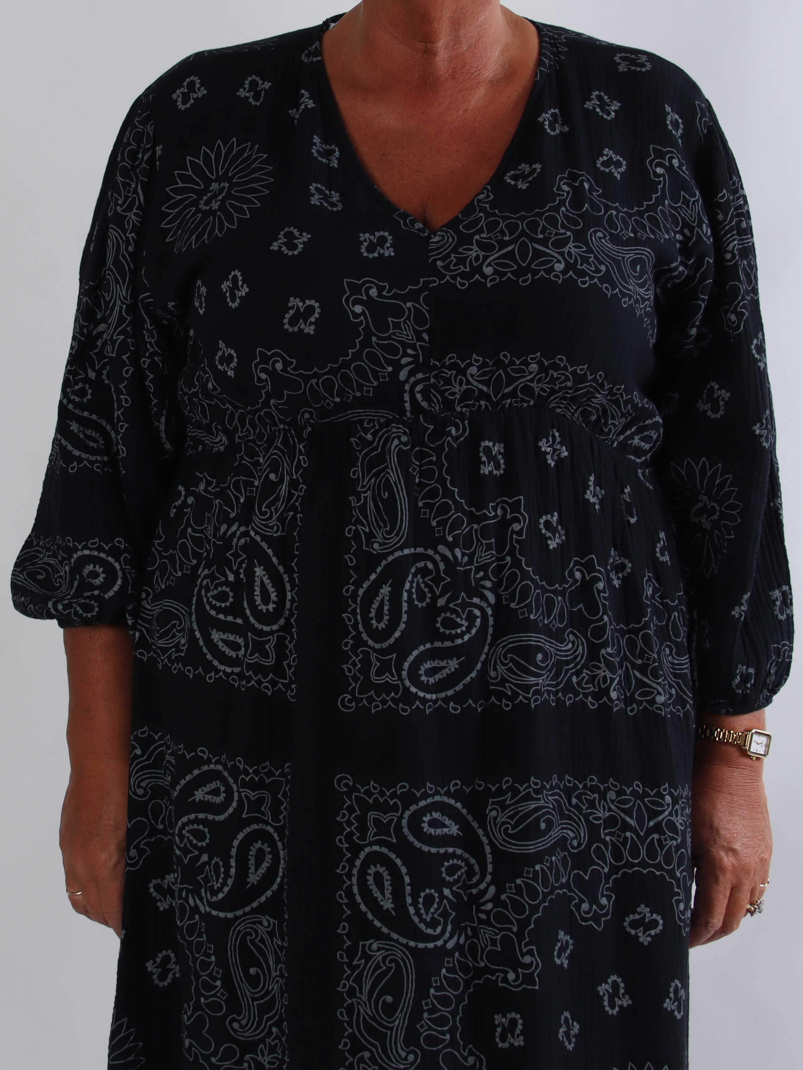 Jasmin Paisley – Plus size klänning i mjuk bomullsmuslin med paisleymönster