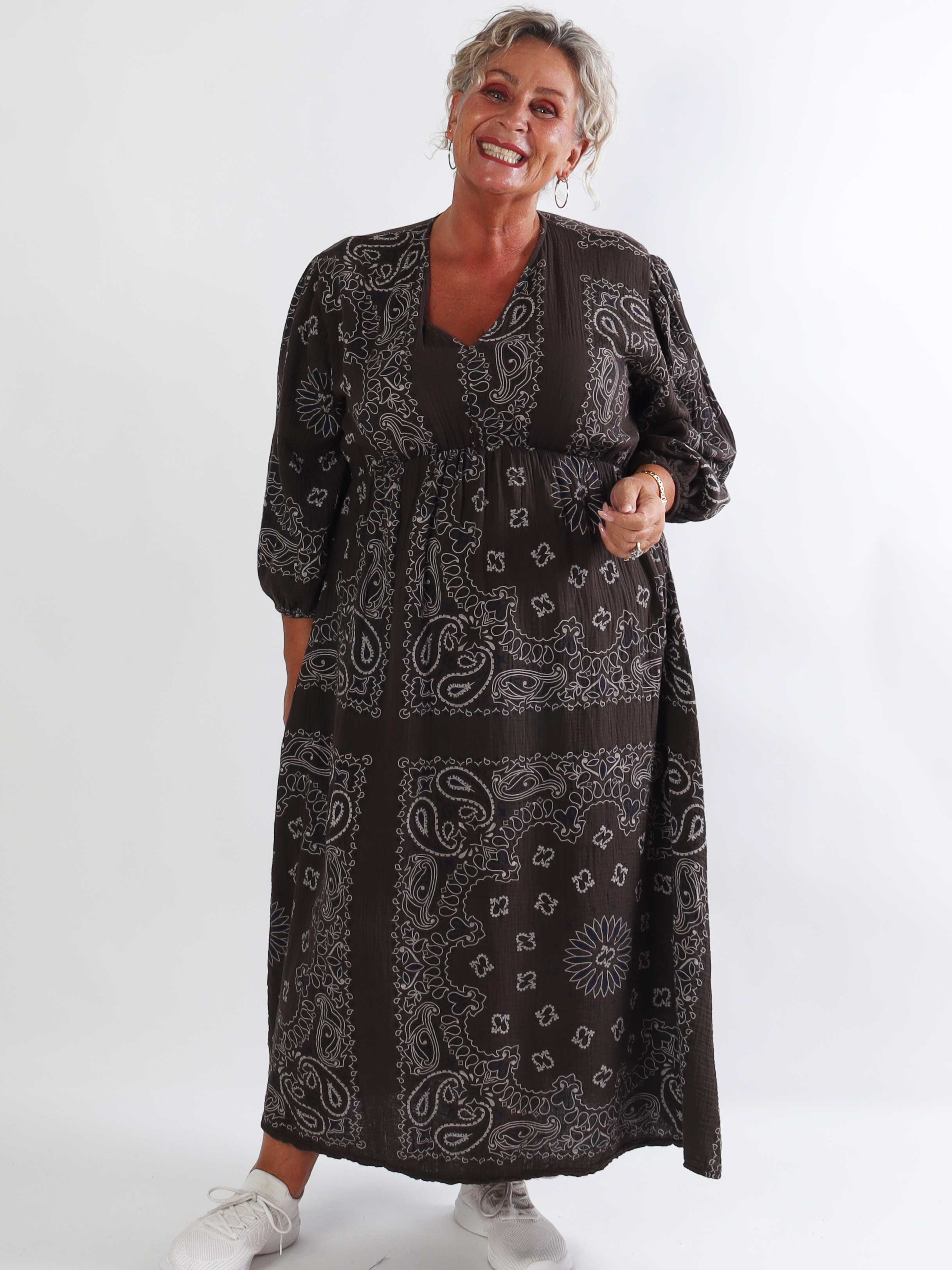 Jasmin Paisley – Plus size klänning i mjuk bomullsmuslin med paisleymönster