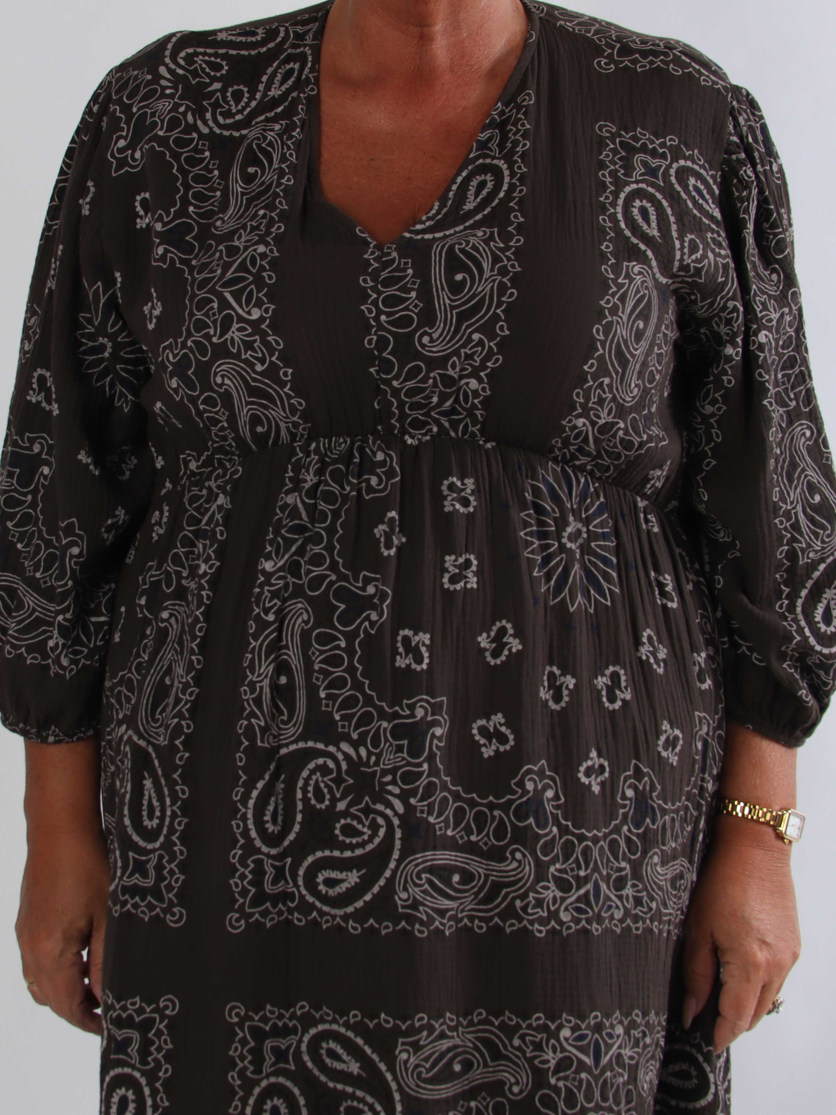 Jasmin Paisley – Plus size klänning i mjuk bomullsmuslin med paisleymönster