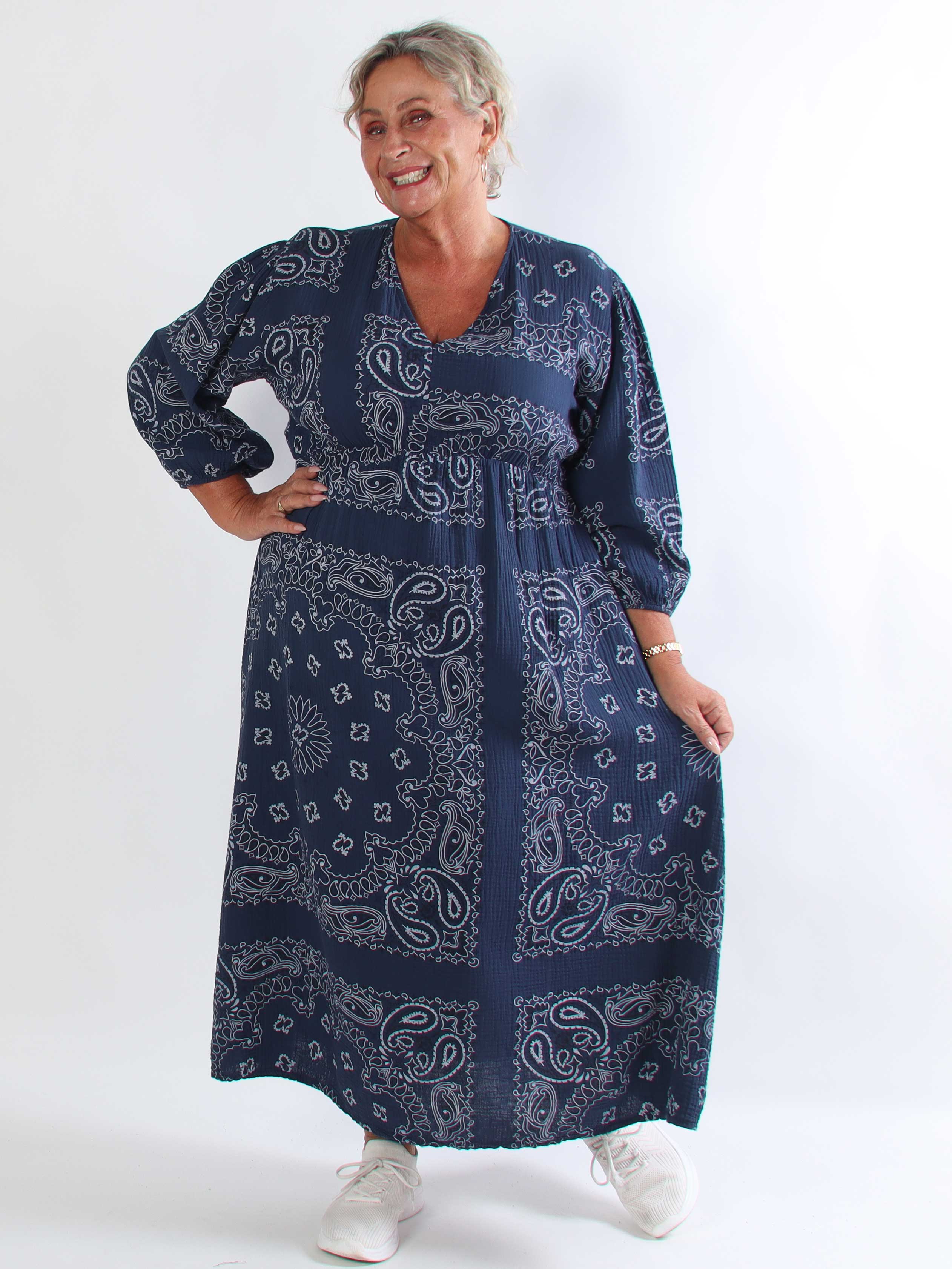 Jasmin Paisley – Plus size klänning i mjuk bomullsmuslin med paisleymönster