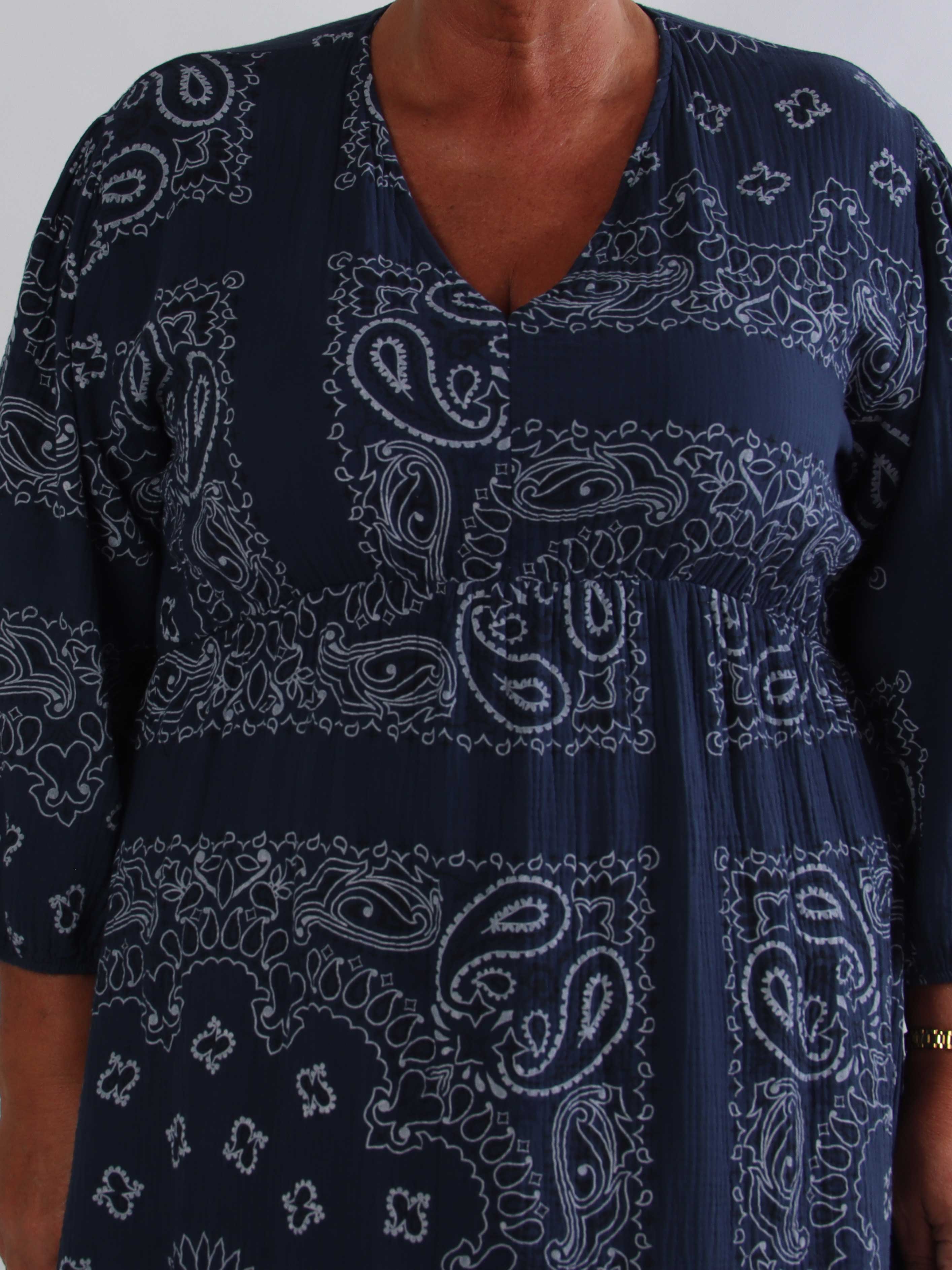 Jasmin Paisley – Plus size klänning i mjuk bomullsmuslin med paisleymönster