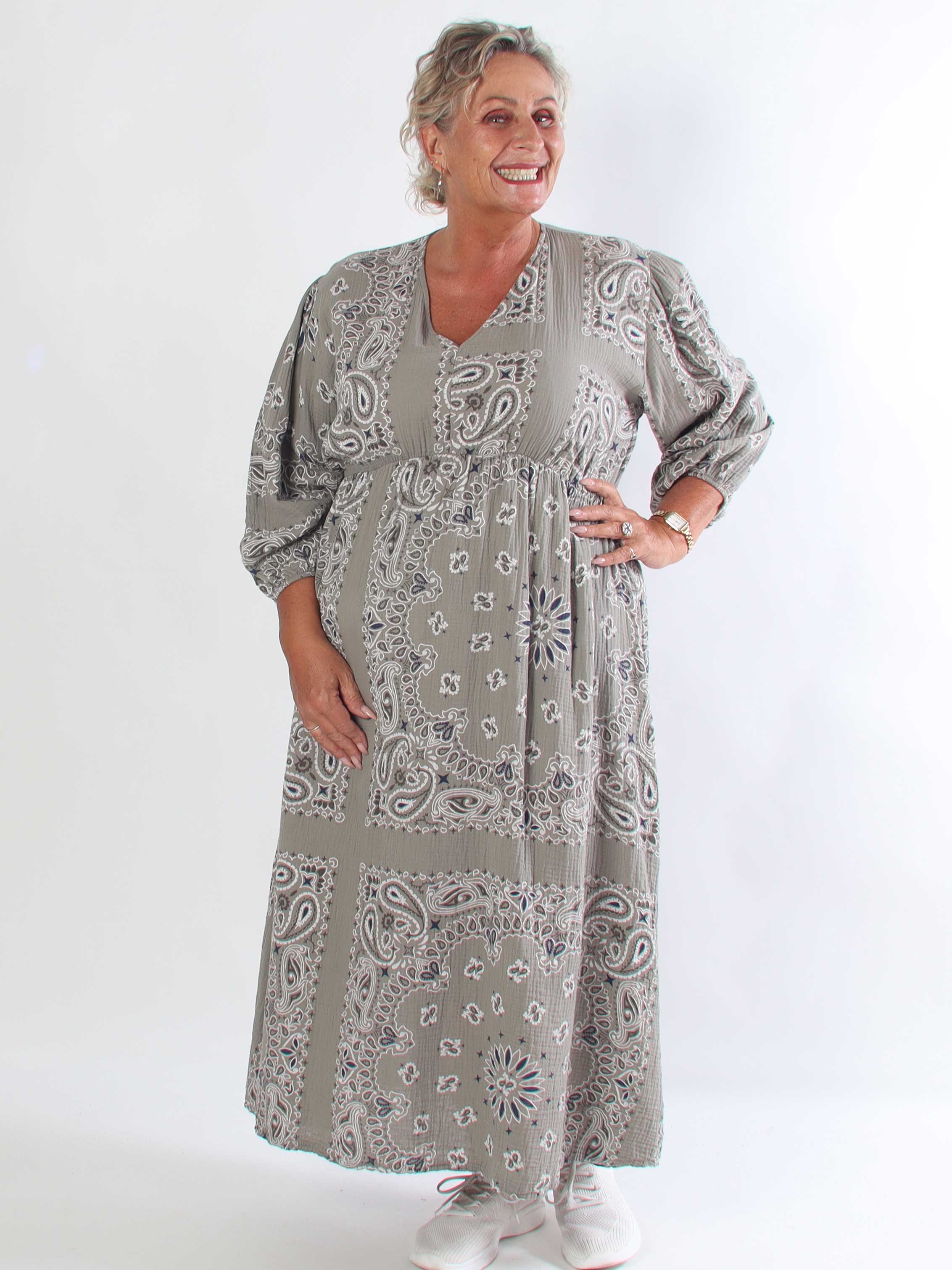 Jasmin Paisley – Plus size klänning i mjuk bomullsmuslin med paisleymönster
