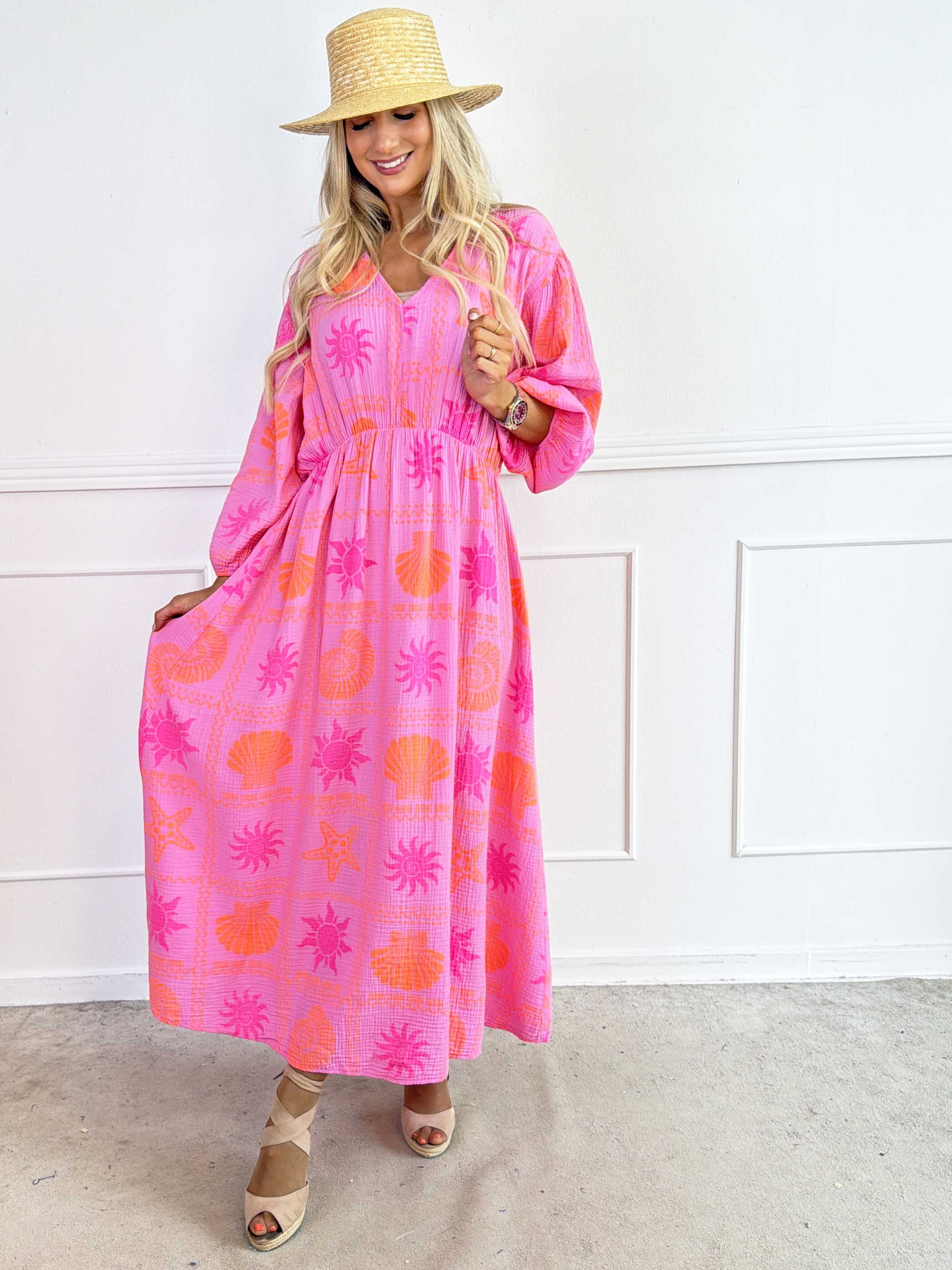 Jasmin - Lång plus size klänning i mjukt muslintyg med färgglada motiv