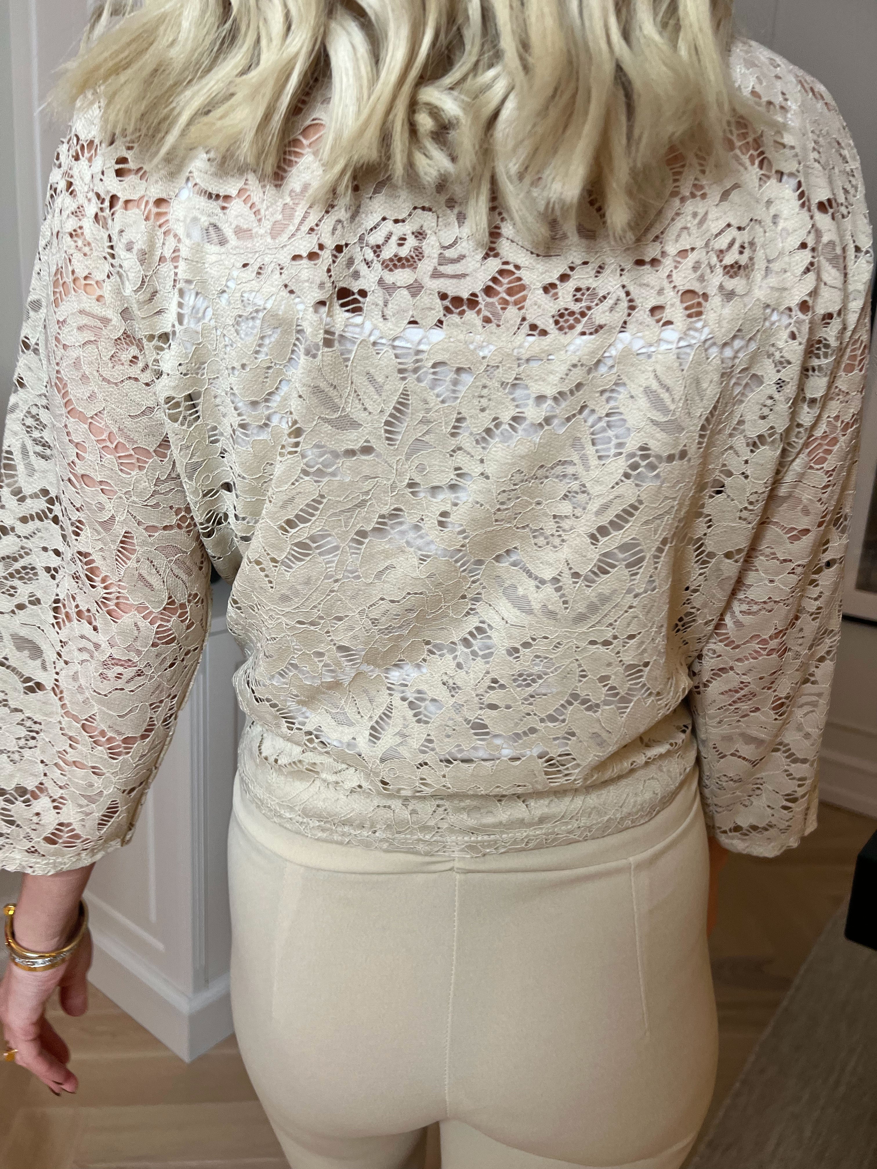 Jen - Kort blondecardigan med mulighed for knude foran