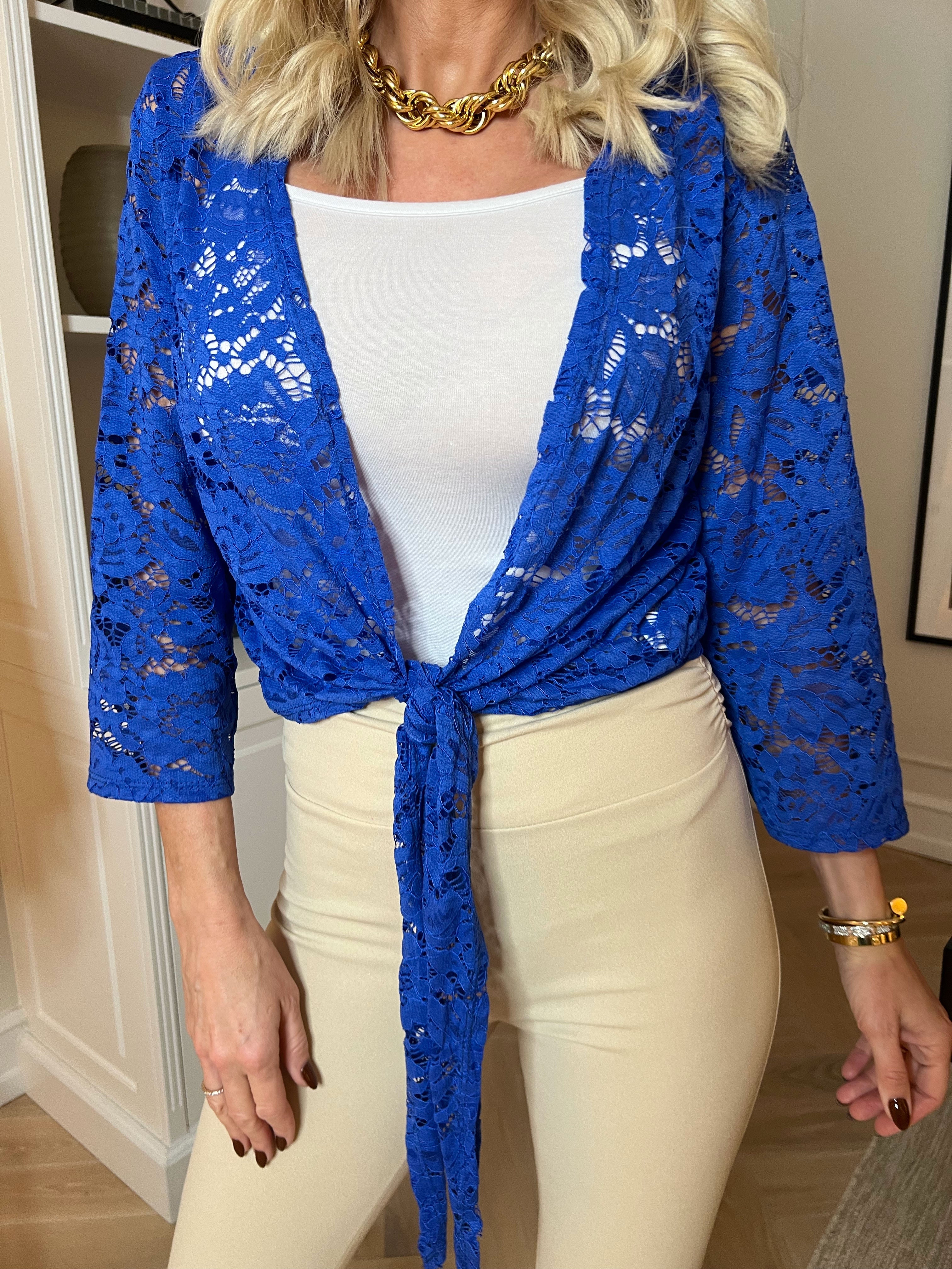 Jen - Kort blondecardigan med mulighed for knude foran