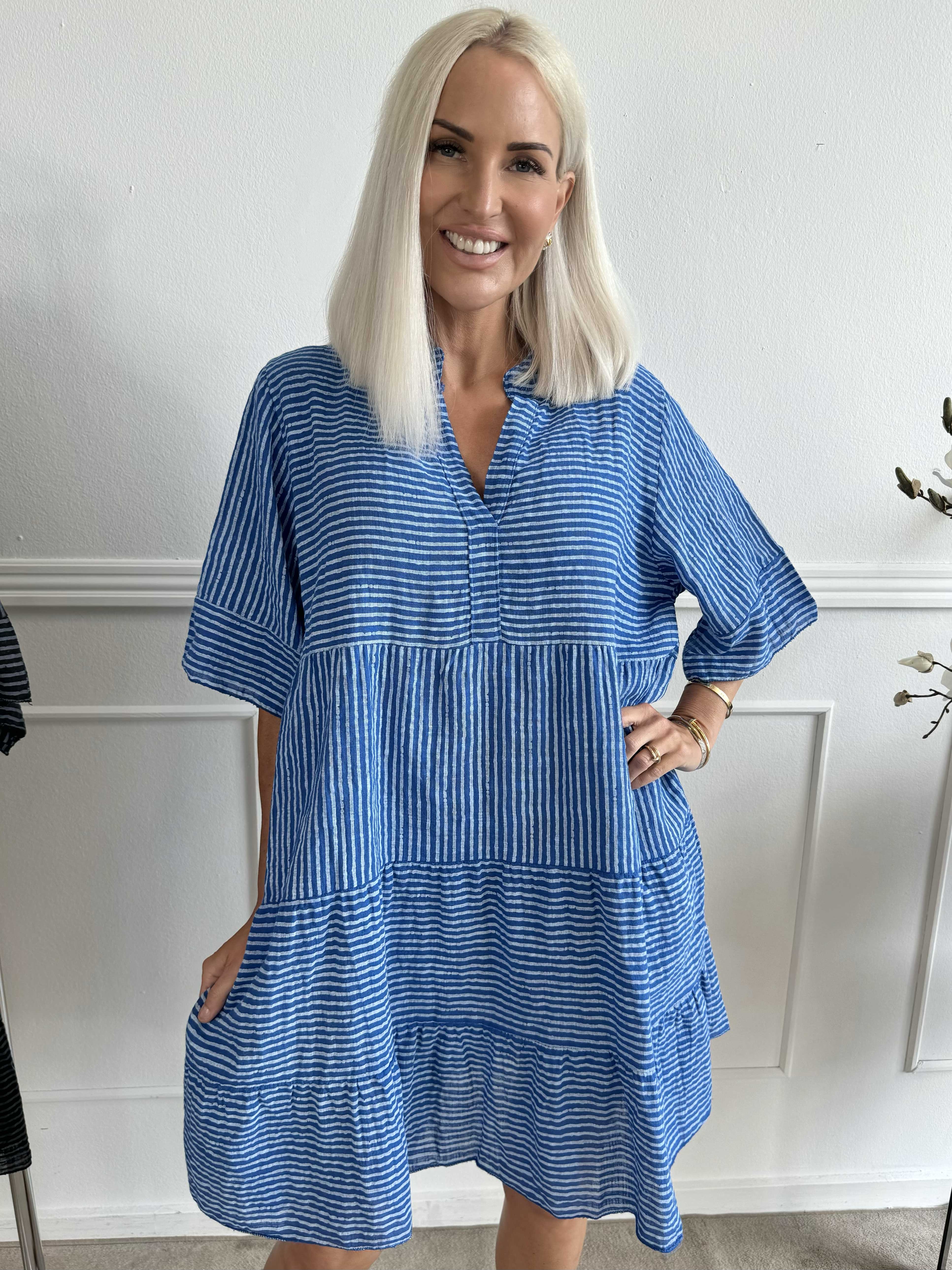 Jenni - Söt randig bomullsklänning i linneliknande tyg