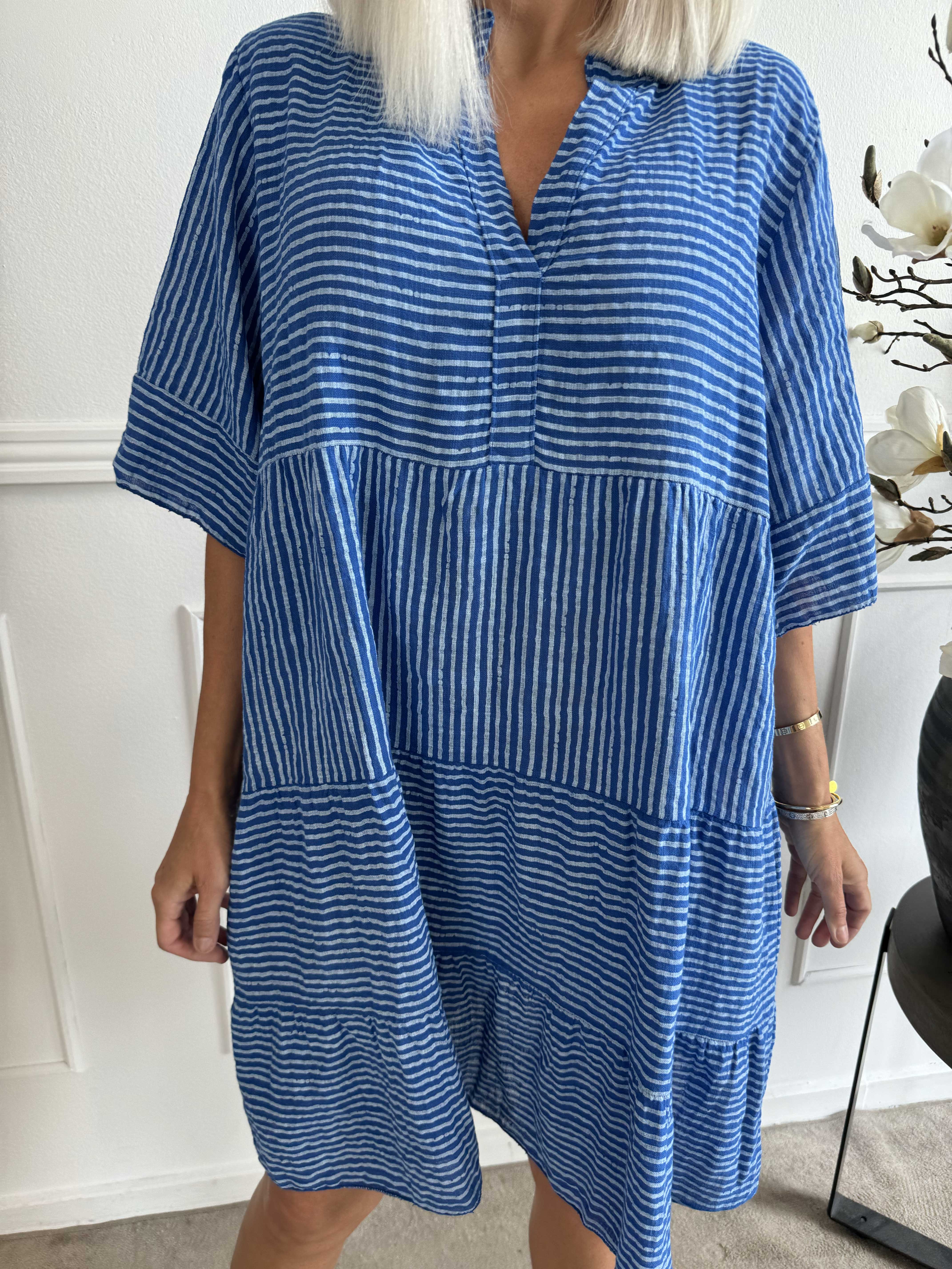 Jenni - Söt randig bomullsklänning i linneliknande tyg