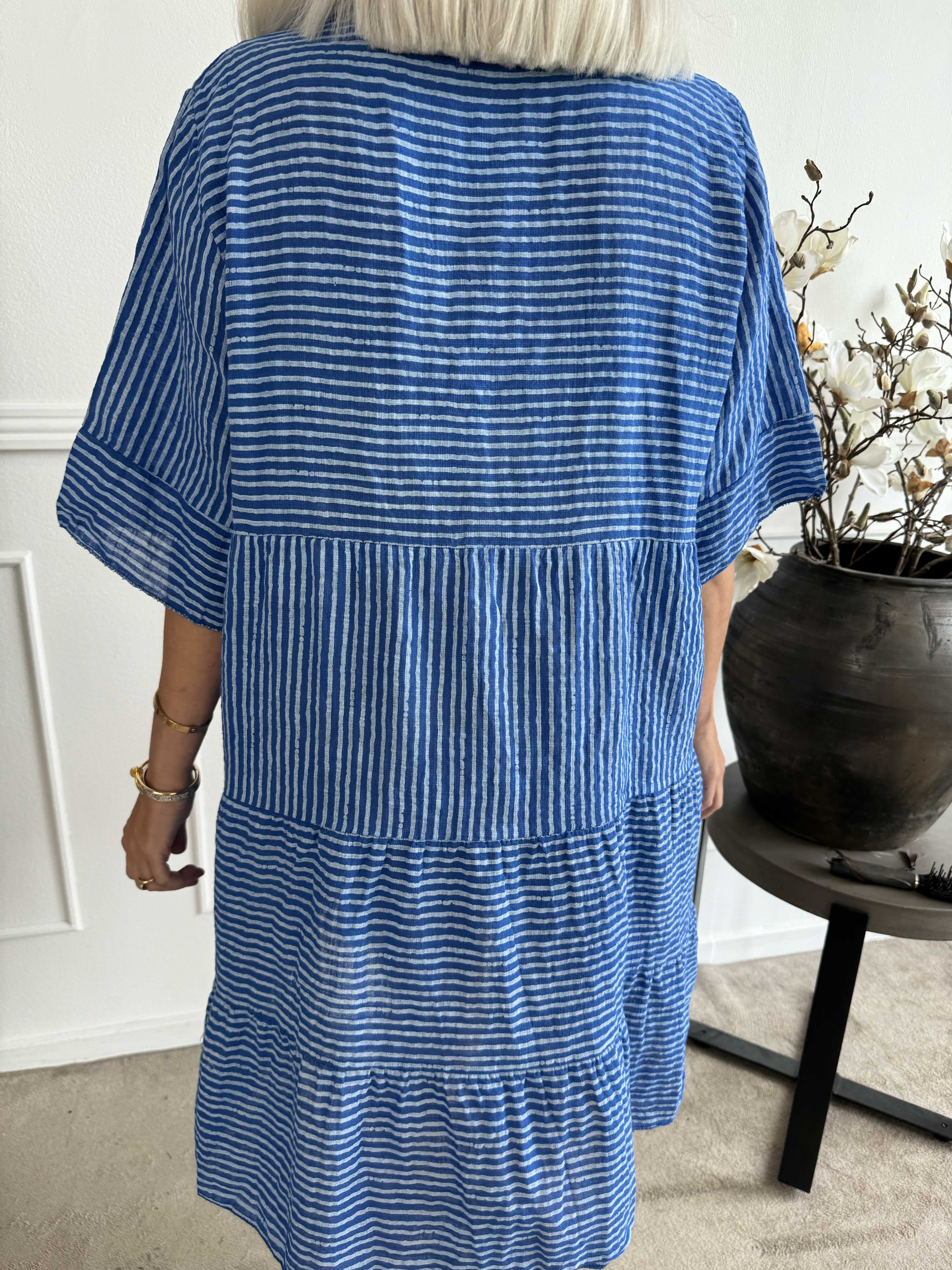 Jenni - Söt randig bomullsklänning i linneliknande tyg