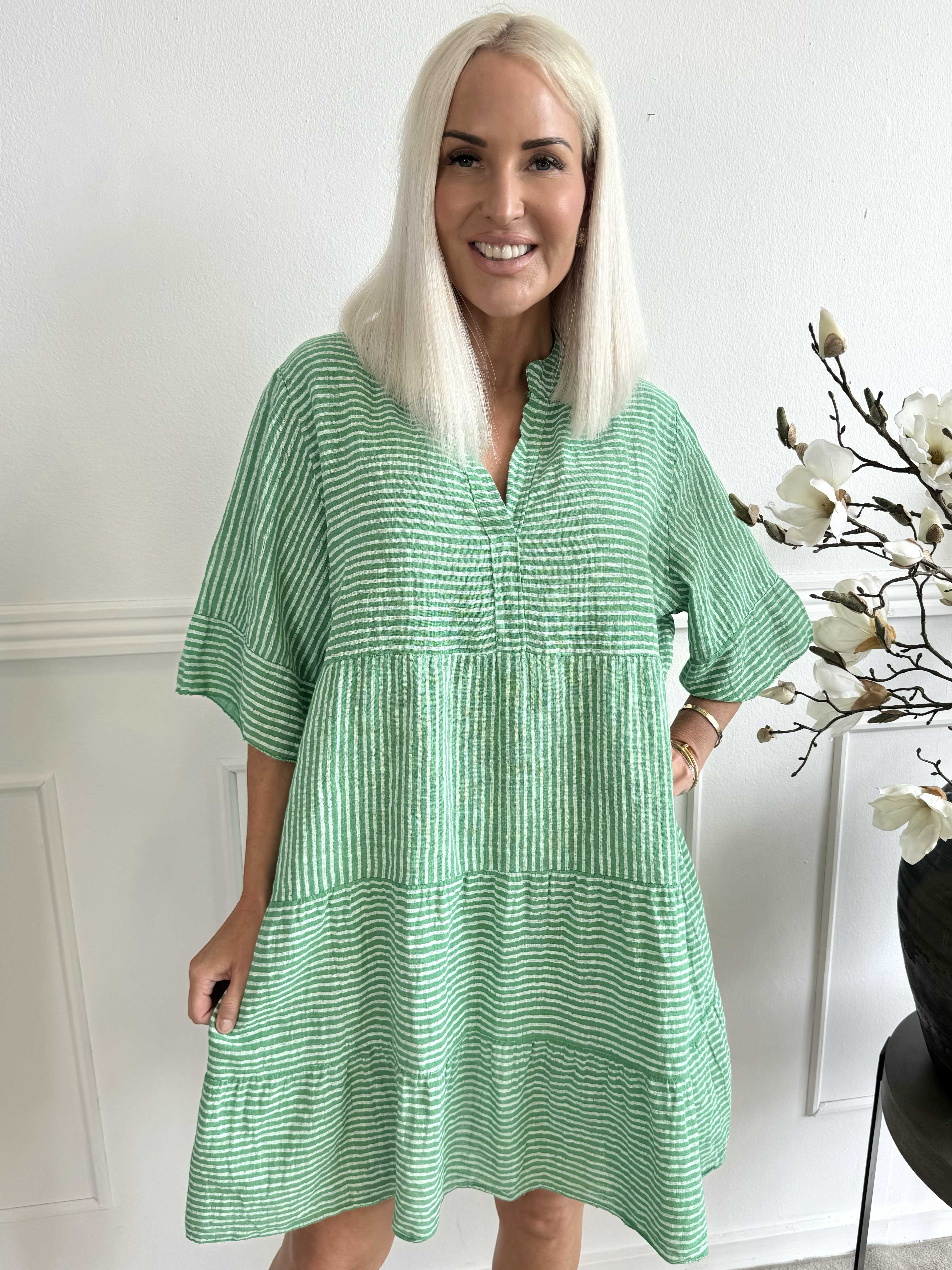 Jenni - Söt randig bomullsklänning i linneliknande tyg