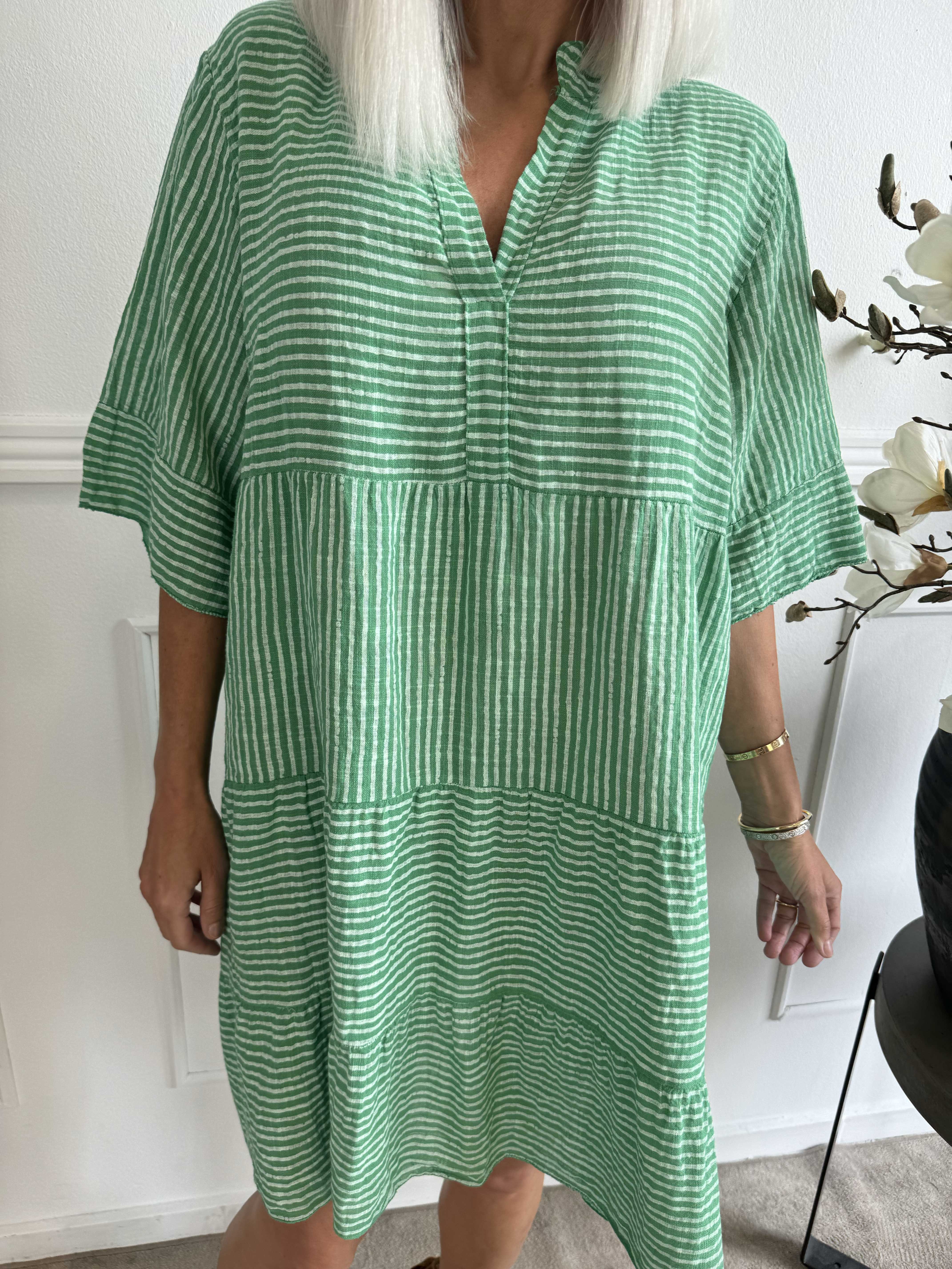 Jenni - Söt randig bomullsklänning i linneliknande tyg