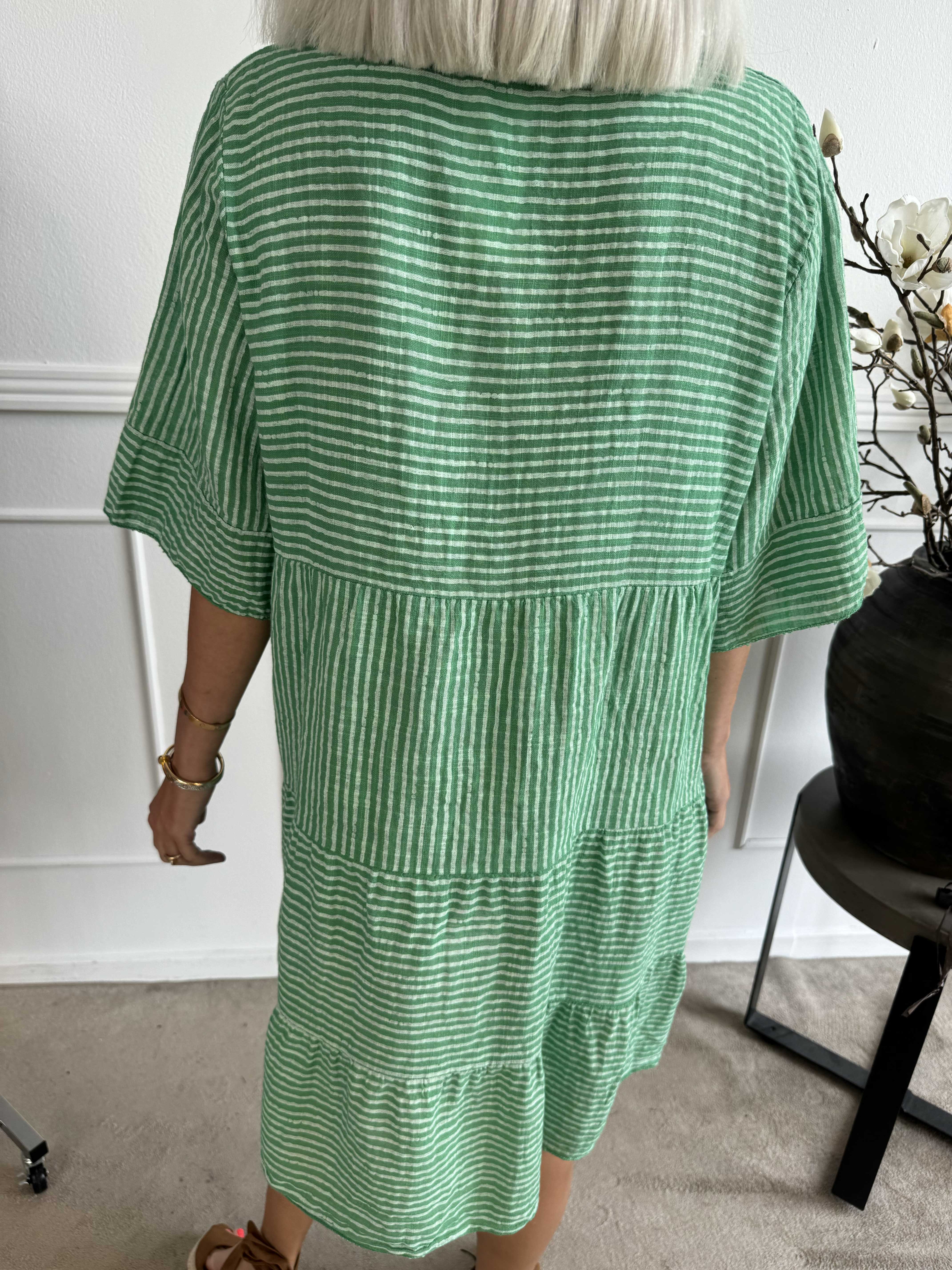 Jenni - Söt randig bomullsklänning i linneliknande tyg