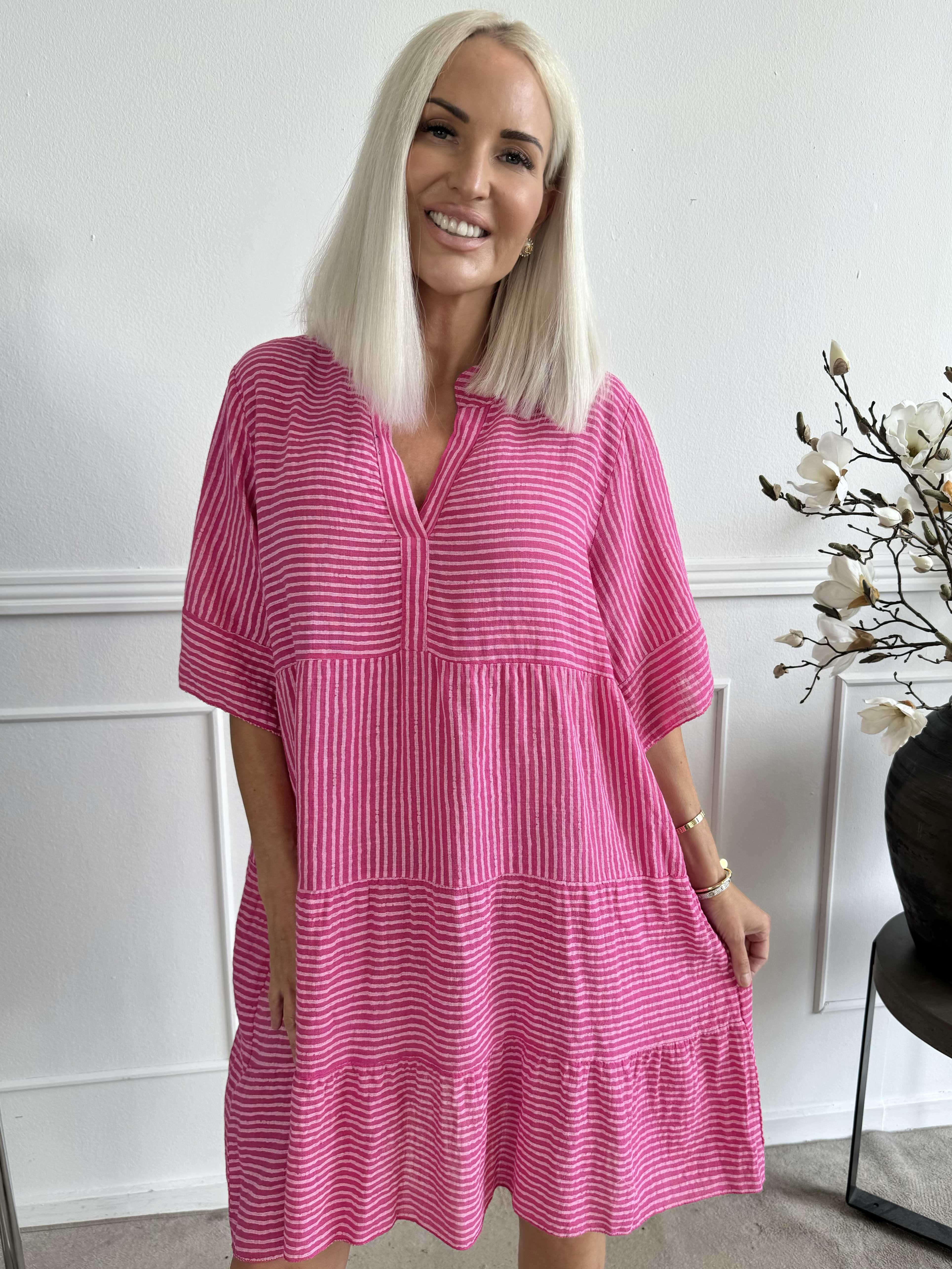 Jenni - Söt randig bomullsklänning i linneliknande tyg