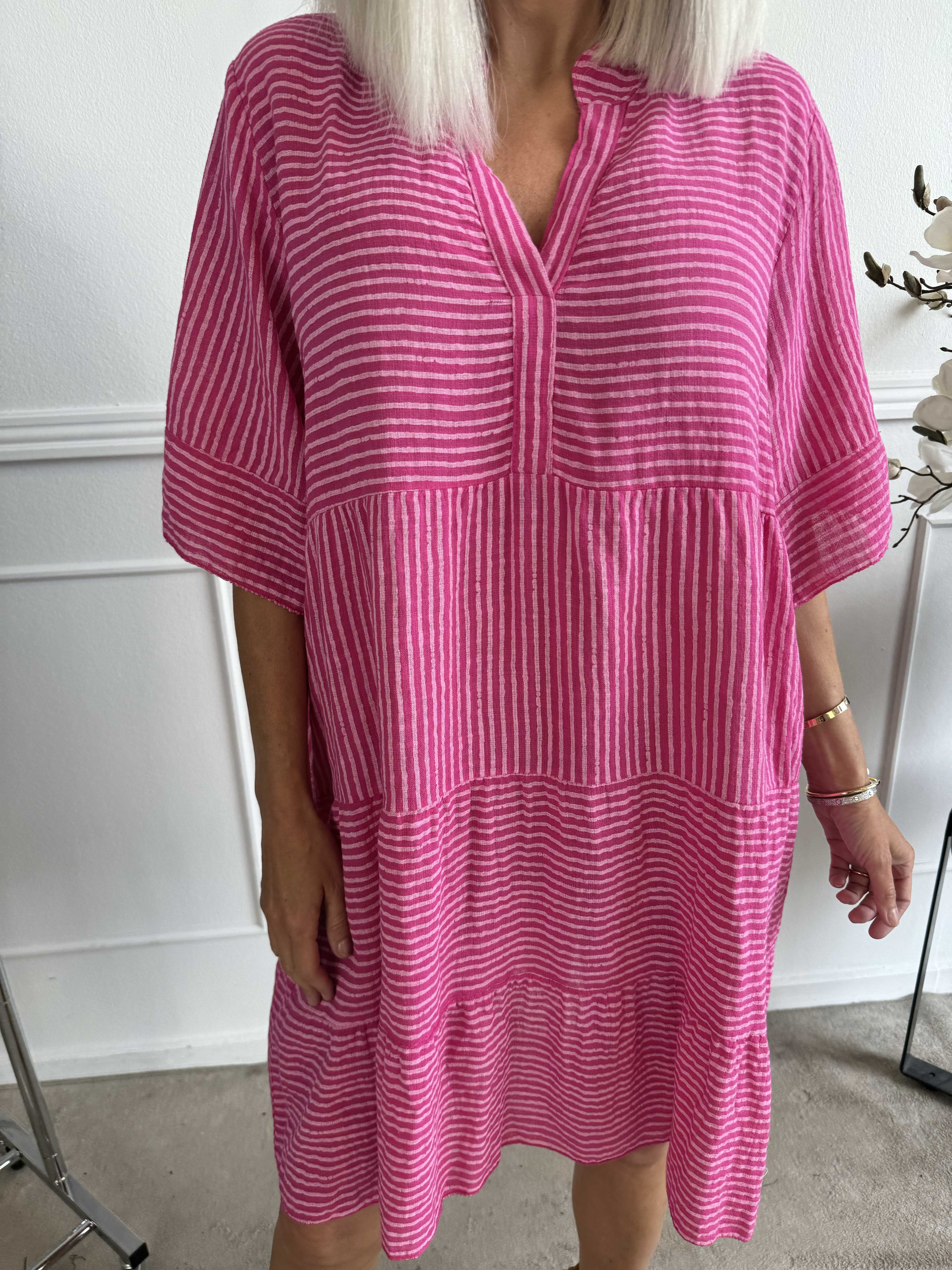 Jenni - Söt randig bomullsklänning i linneliknande tyg