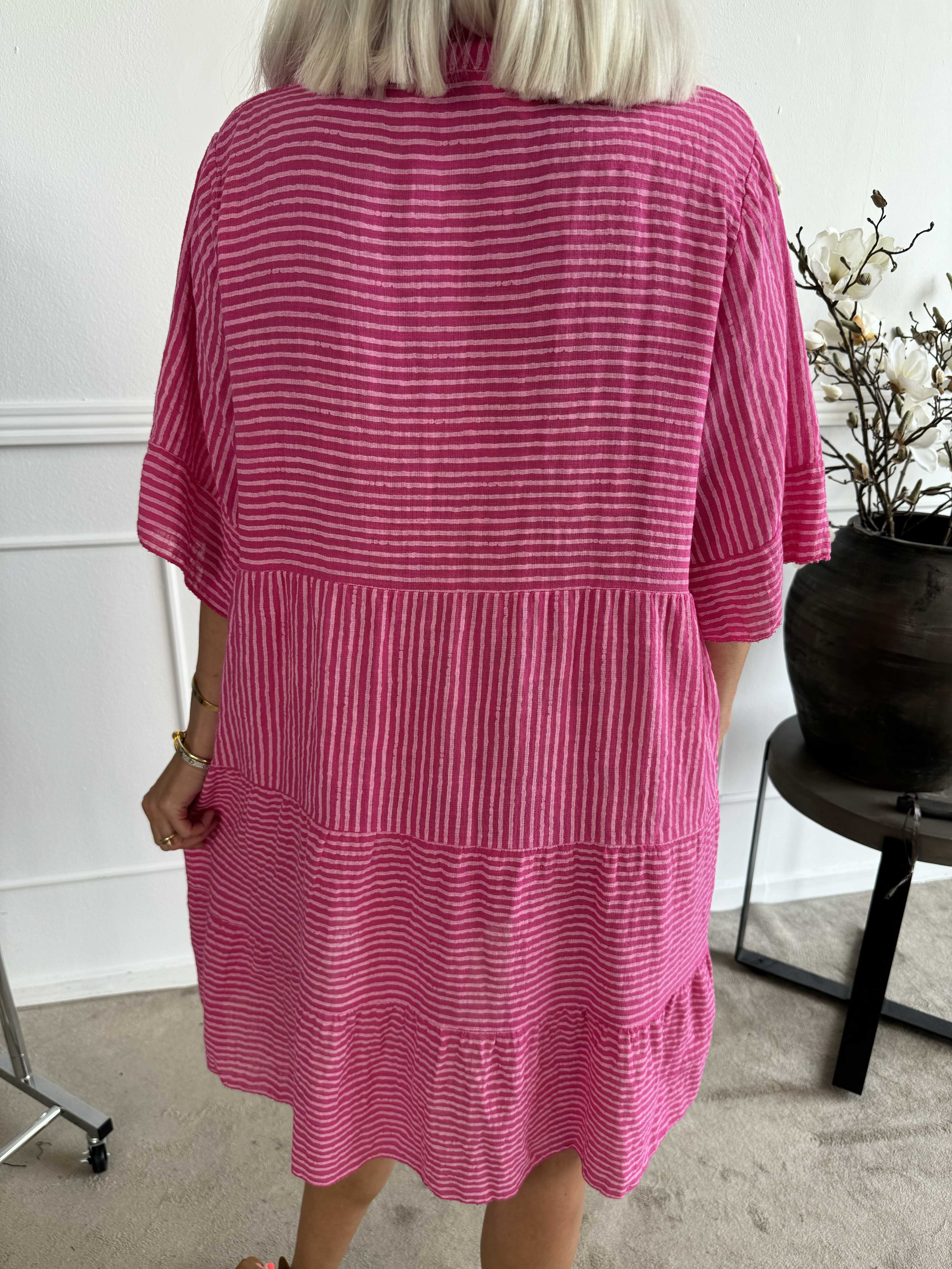 Jenni - Söt randig bomullsklänning i linneliknande tyg