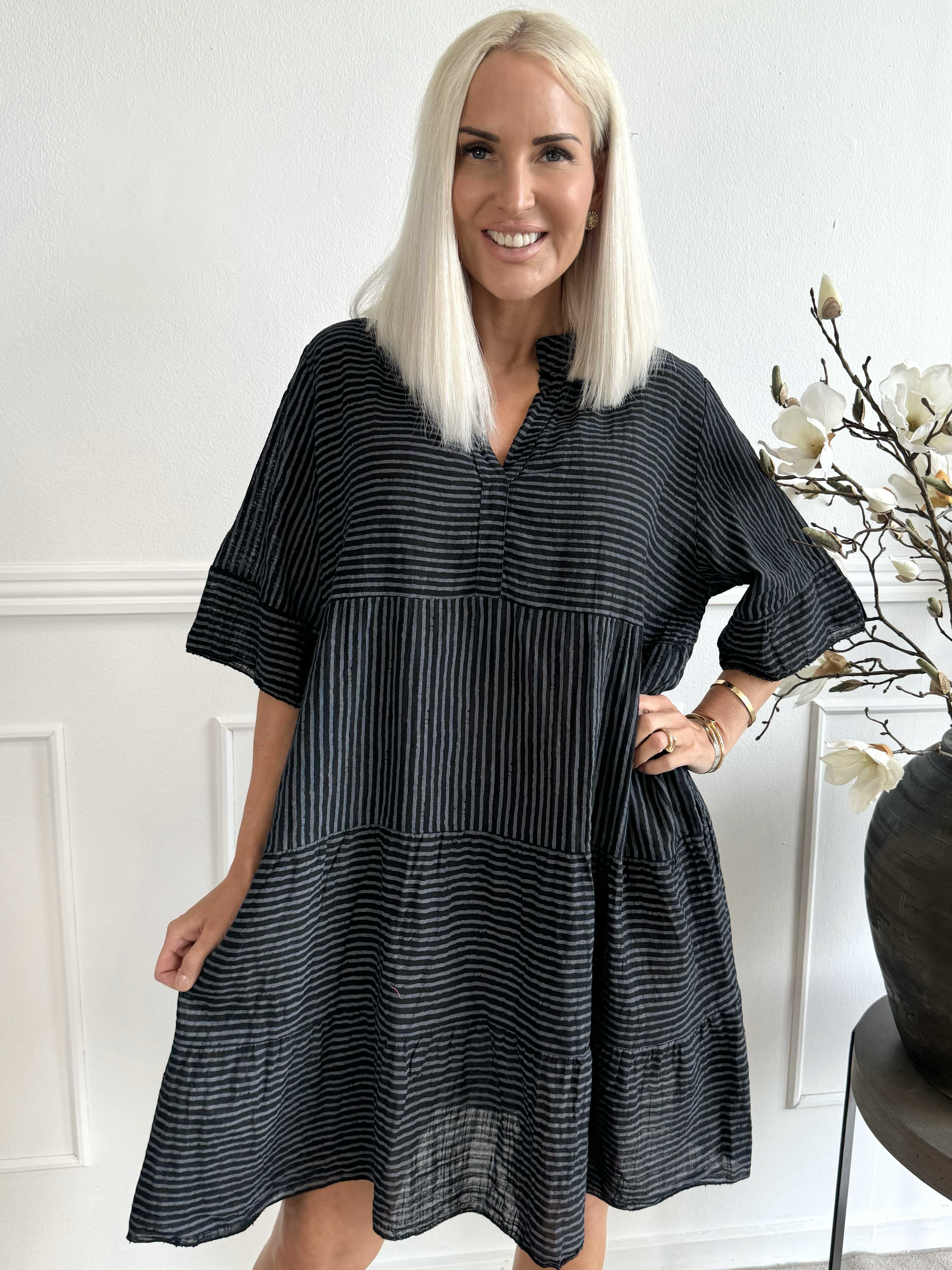 Jenni - Söt randig bomullsklänning i linneliknande tyg