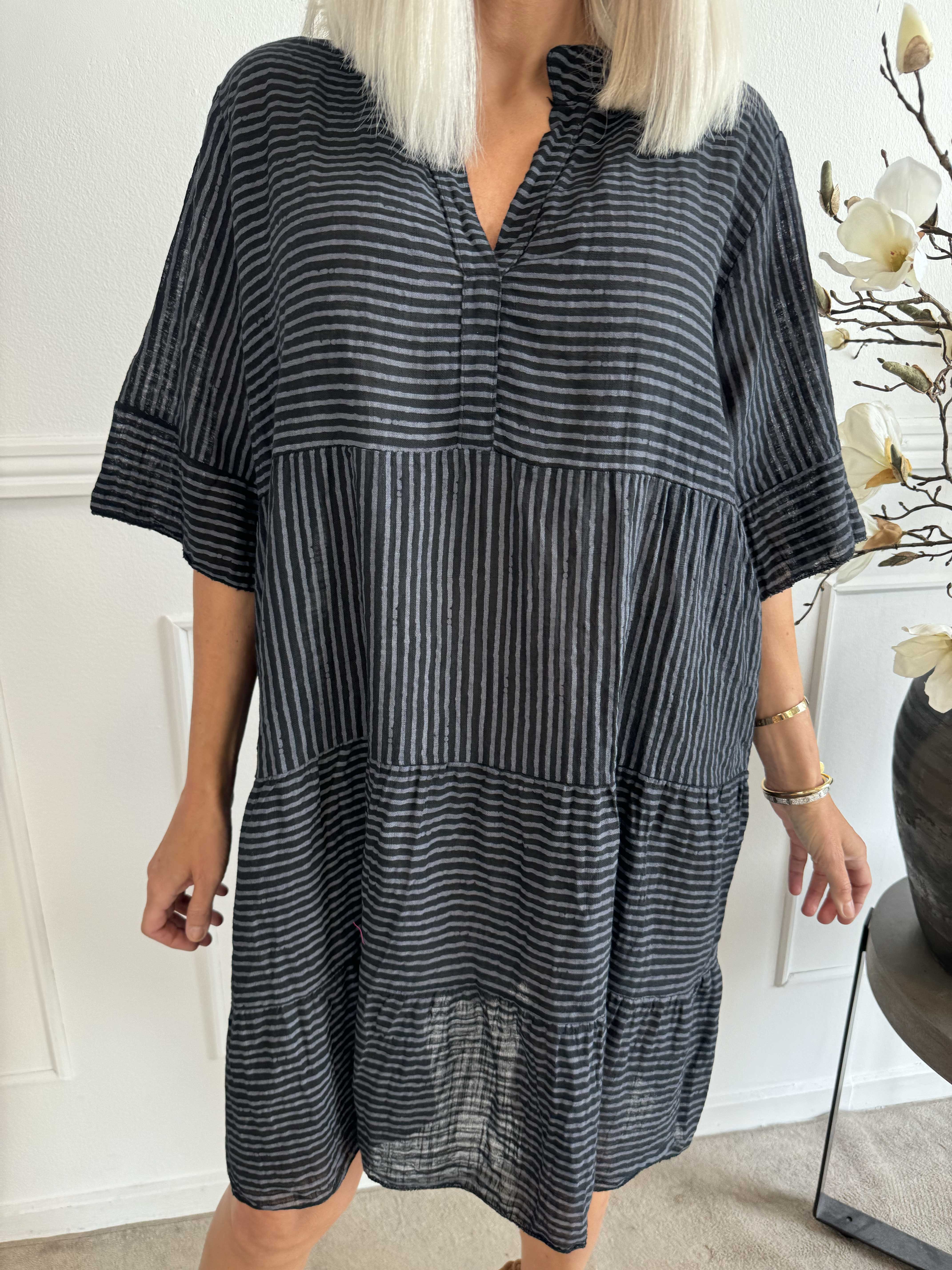 Jenni - Söt randig bomullsklänning i linneliknande tyg