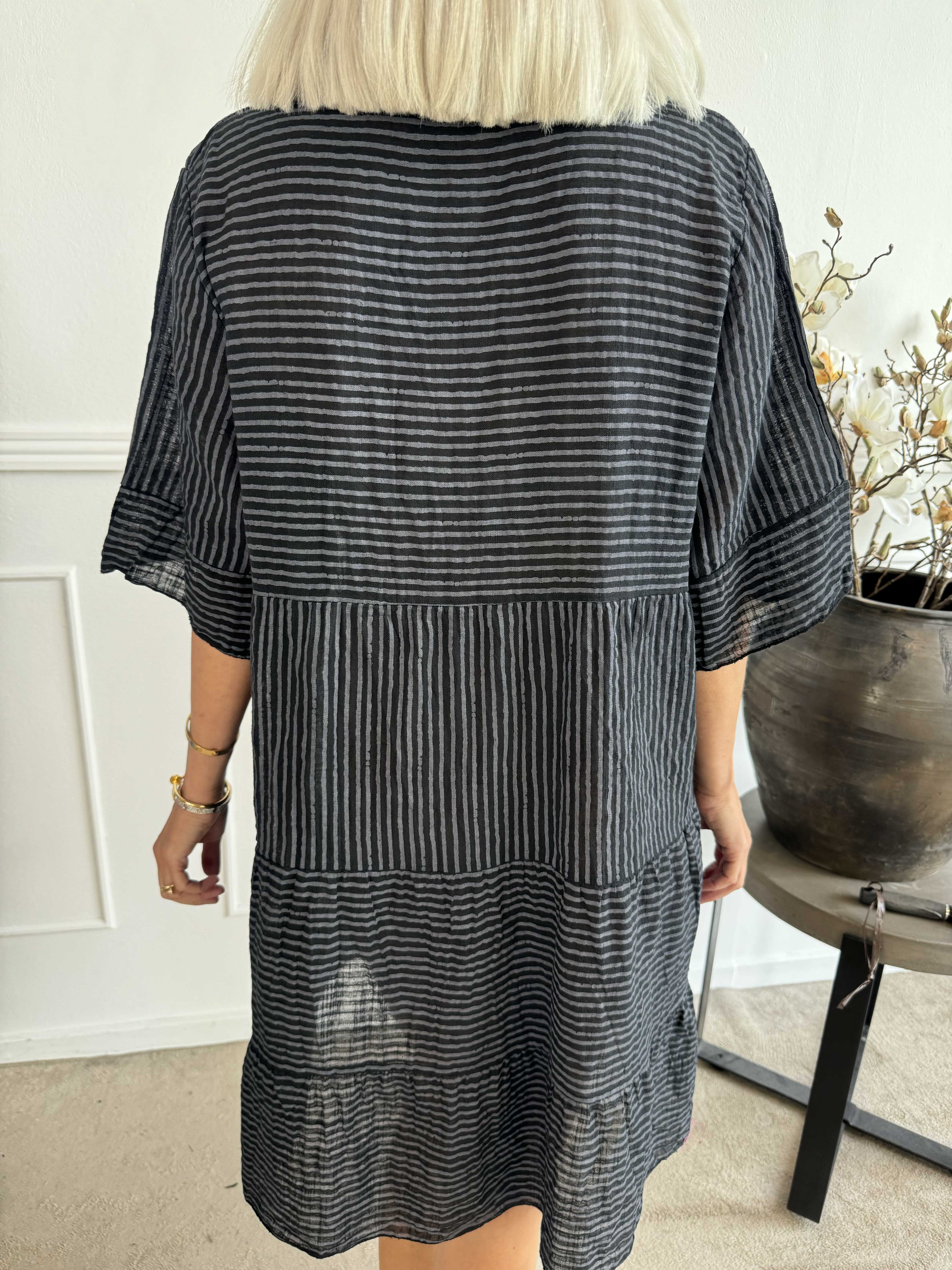 Jenni - Söt randig bomullsklänning i linneliknande tyg