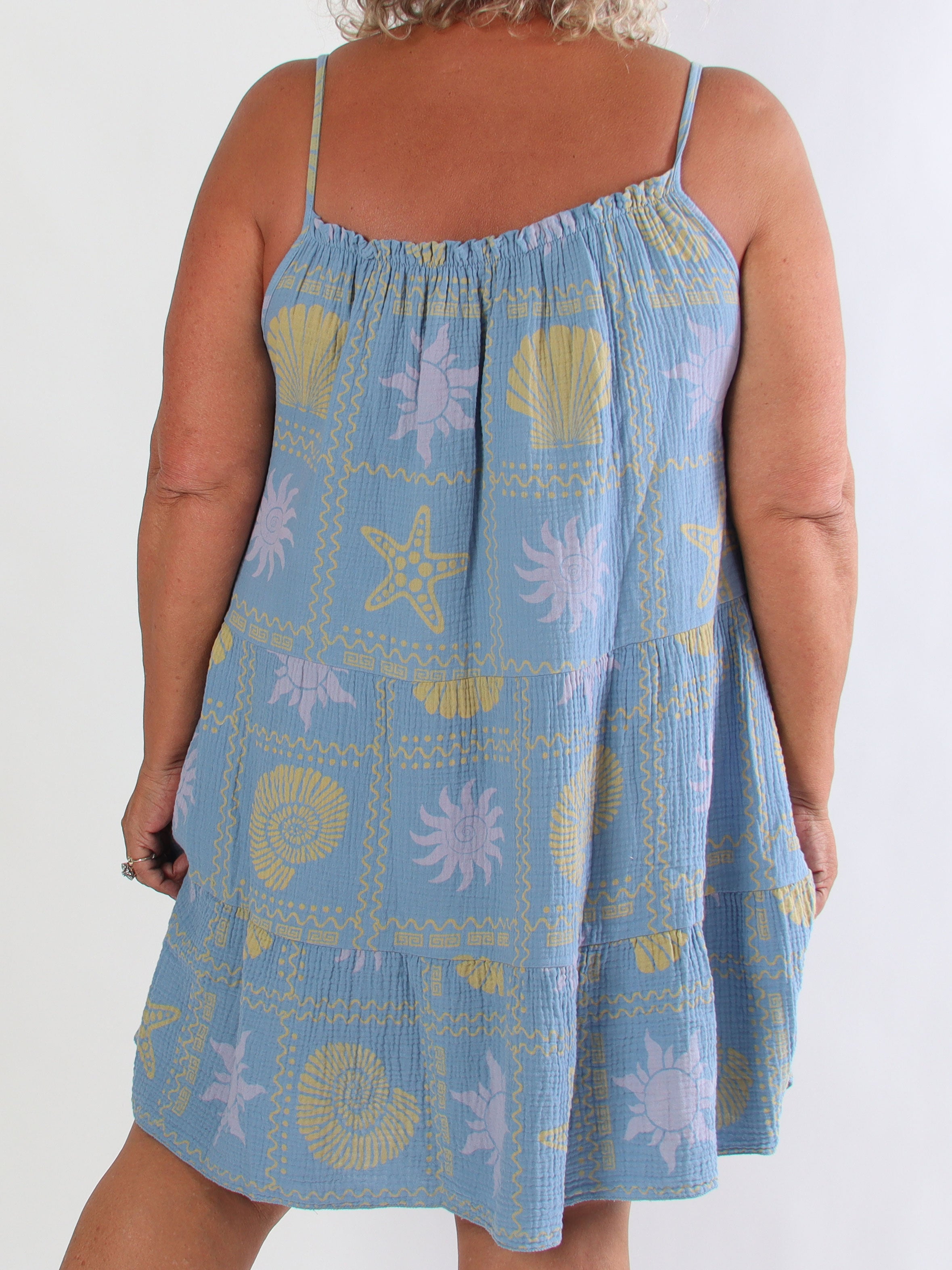Jill Summer - Plus size axelbandsklänning i mjuk och luftig muslin med fina sommarmotiv