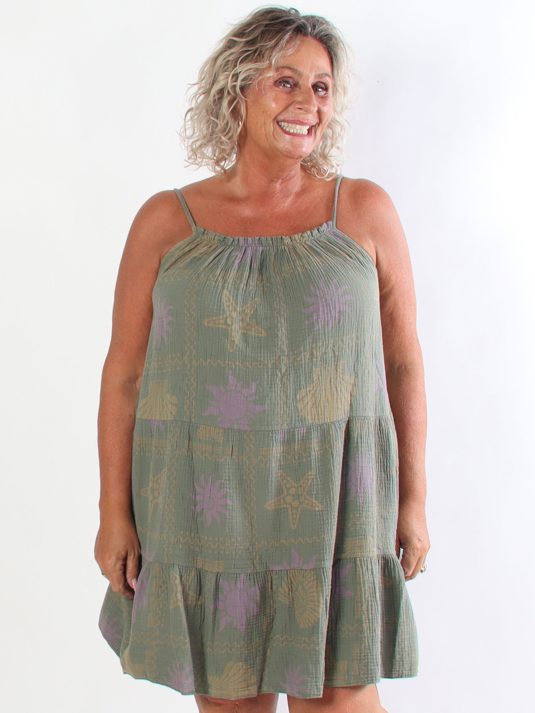 Jill Summer - Plus size axelbandsklänning i mjuk och luftig muslin med fina sommarmotiv