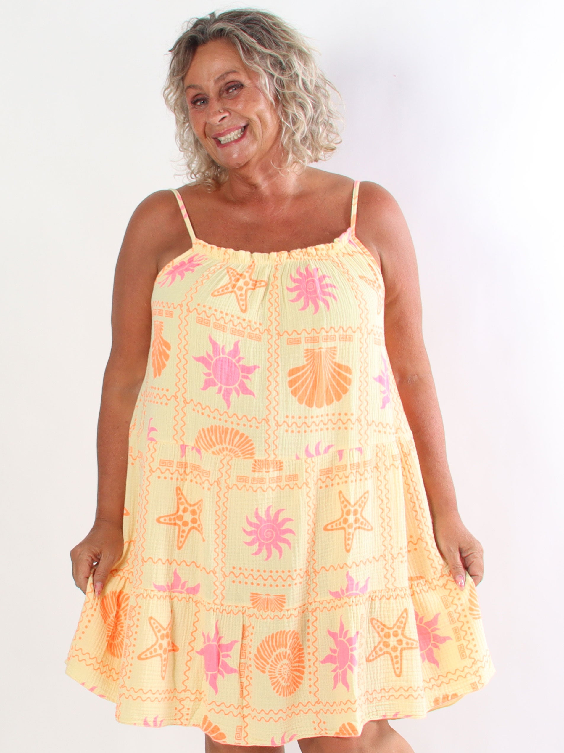 Jill Summer - Plus size axelbandsklänning i mjuk och luftig muslin med fina sommarmotiv
