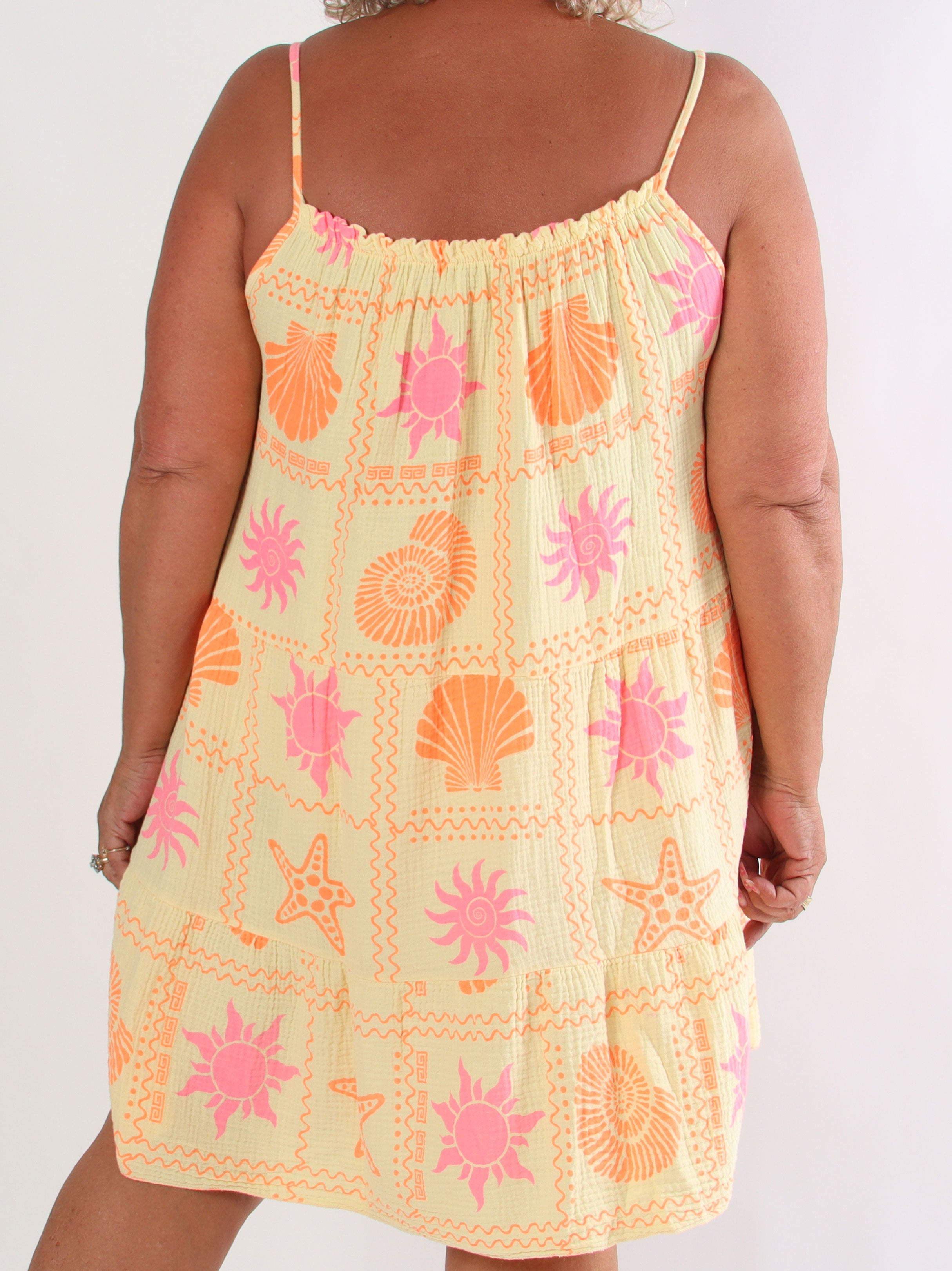 Jill Summer - Plus size axelbandsklänning i mjuk och luftig muslin med fina sommarmotiv