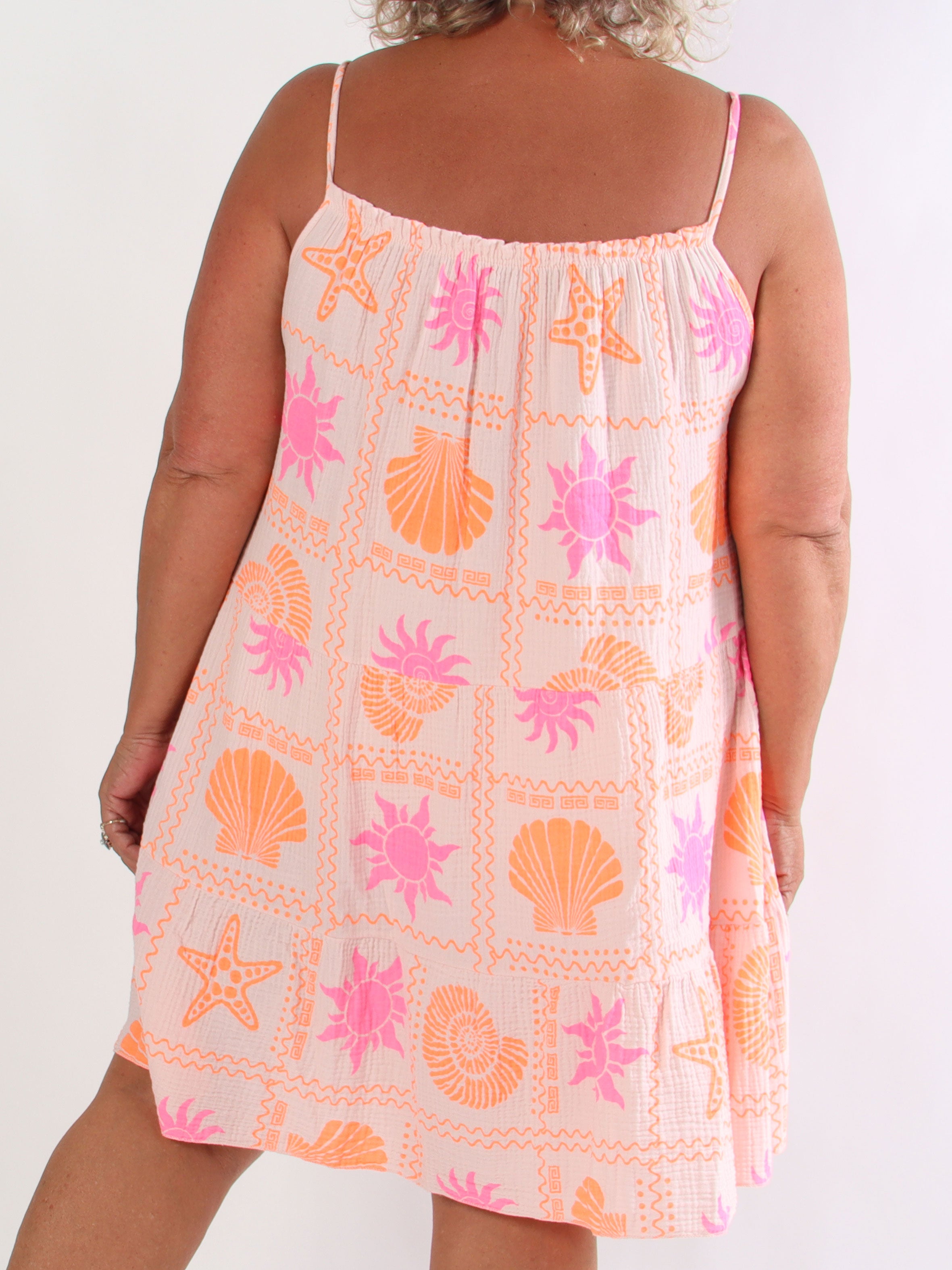 Jill Summer - Plus size axelbandsklänning i mjuk och luftig muslin med fina sommarmotiv