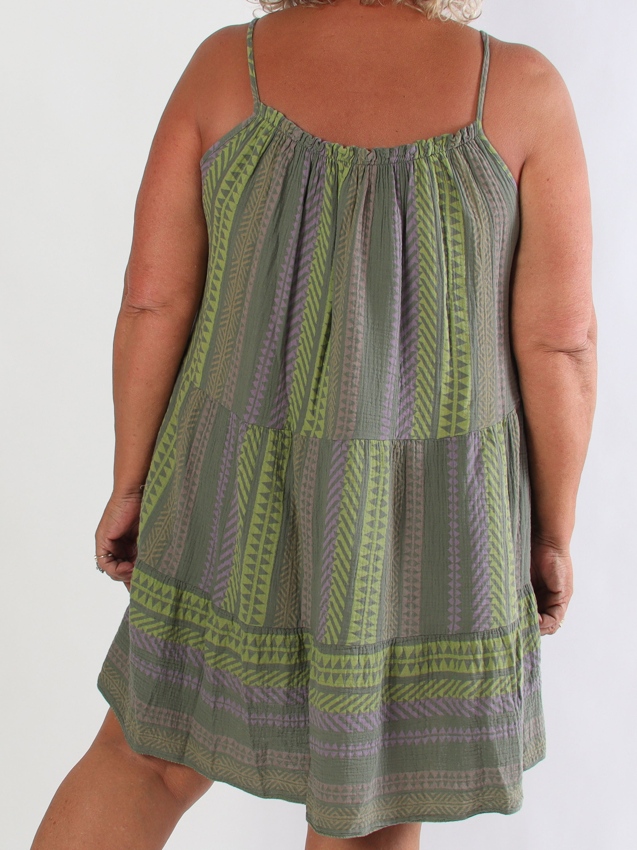 Jill Tribal - Plus size axelbandsklänning i mjuk och luftig muslin med färgglatt mönster