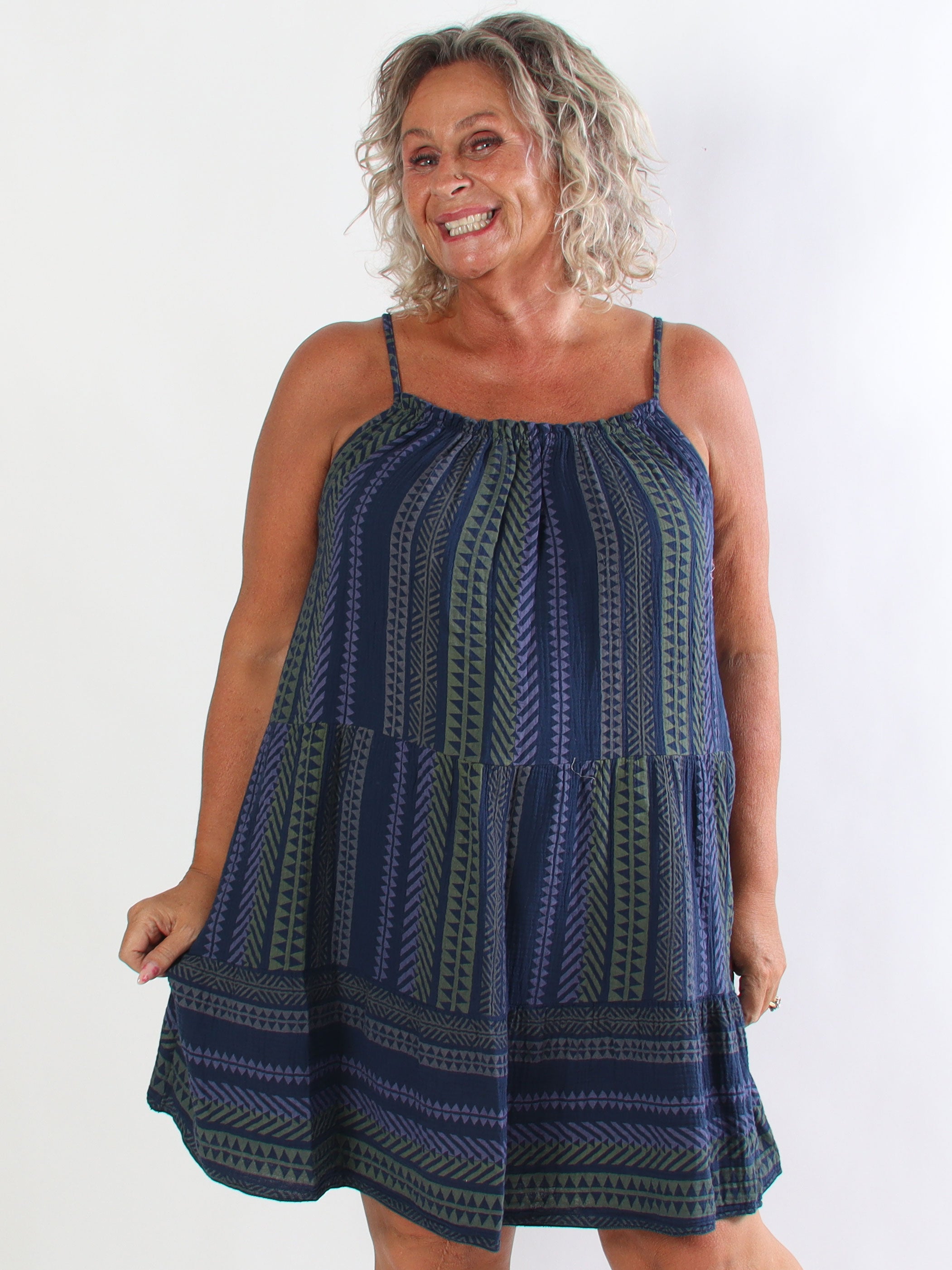 Jill Tribal - Plus size axelbandsklänning i mjuk och luftig muslin med färgglatt mönster