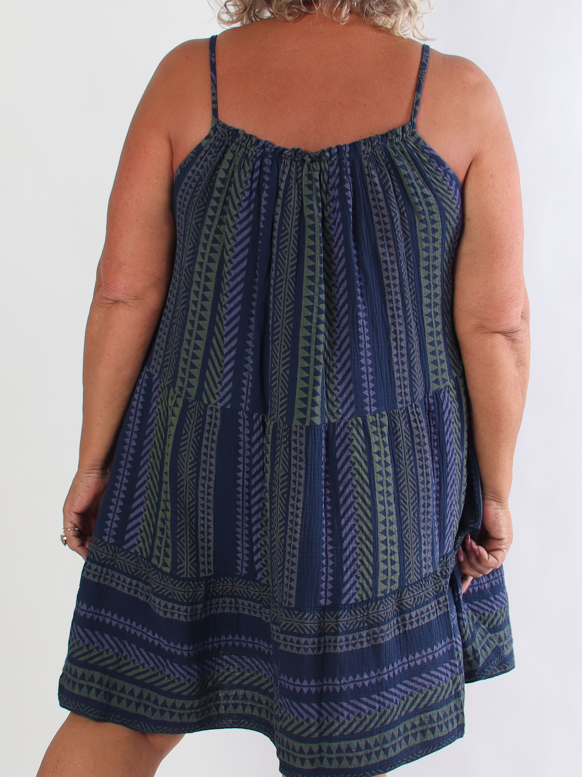 Jill Tribal - Plus size axelbandsklänning i mjuk och luftig muslin med färgglatt mönster