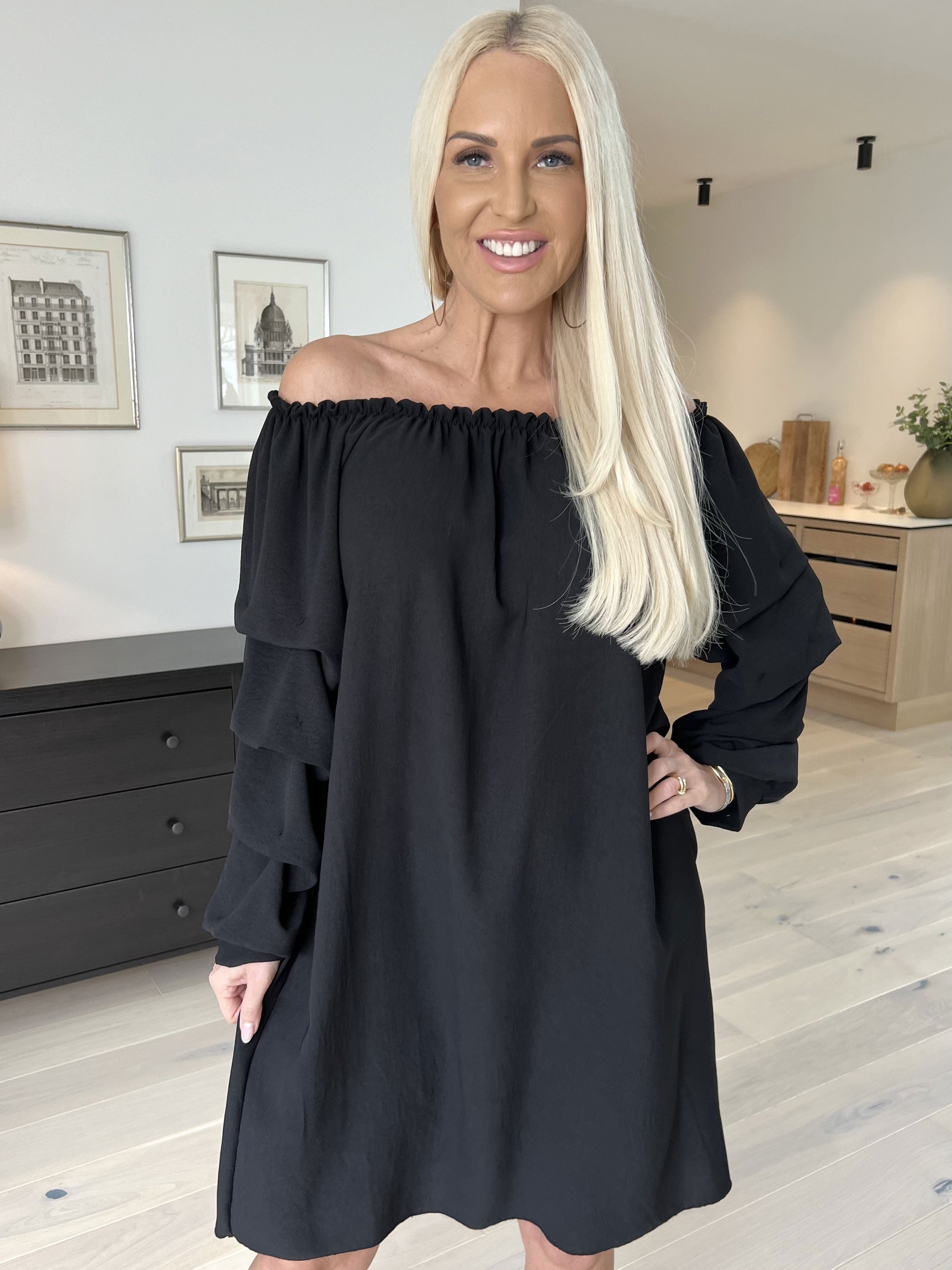 Joanna - Söt viskosklänning med rynkade ärmar