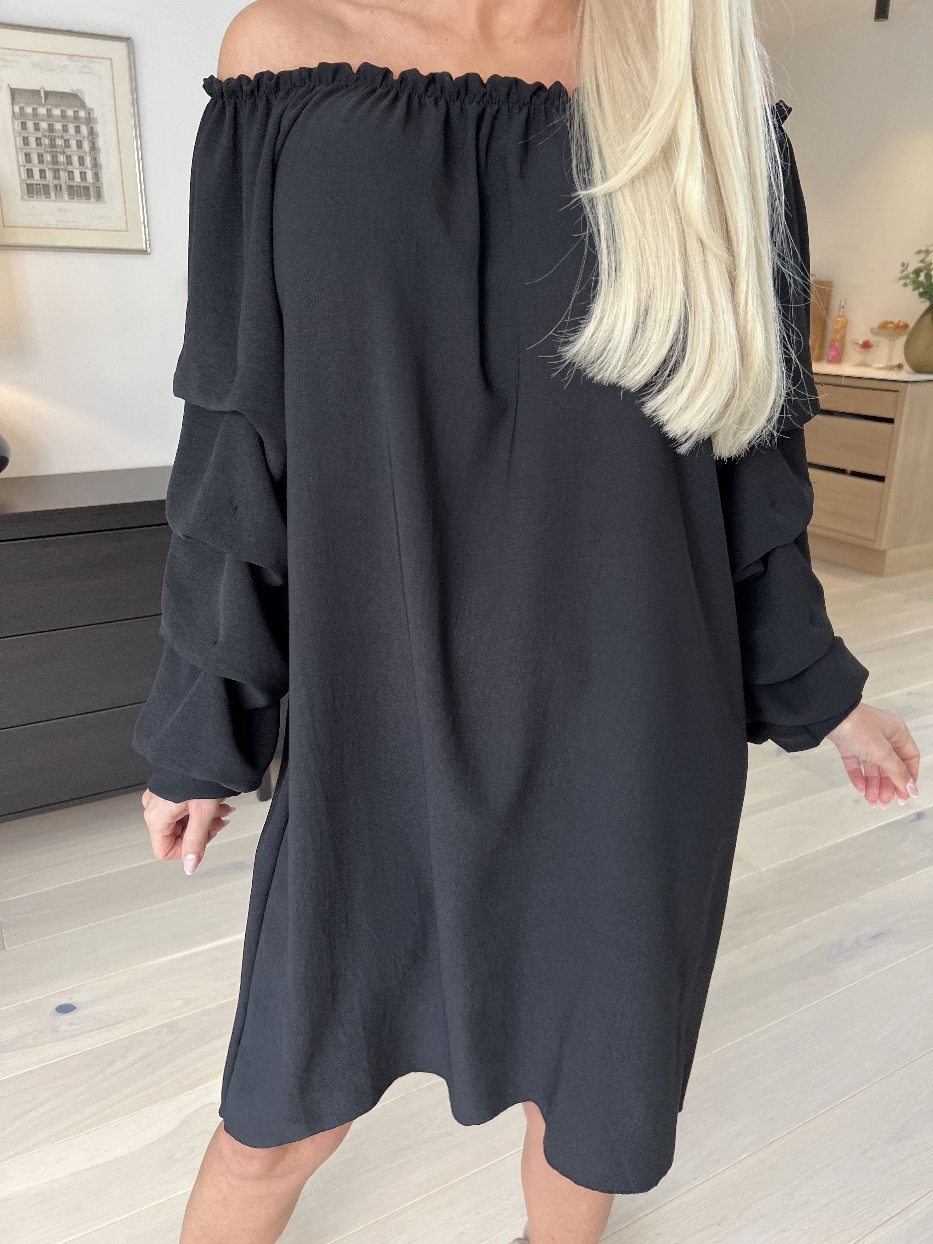 Joanna - Söt viskosklänning med rynkade ärmar