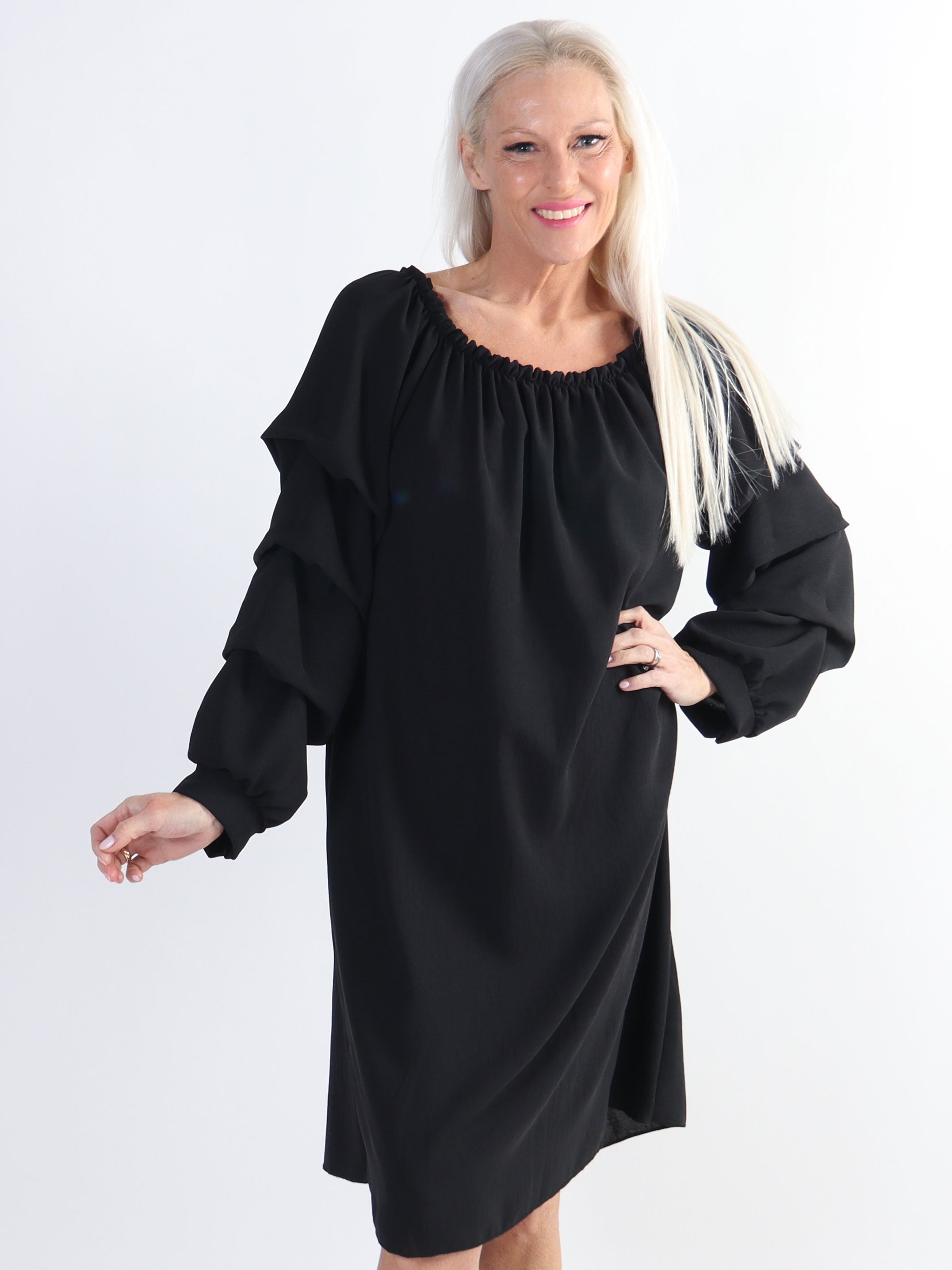 Joanna - Klänning i viskos med rynkad ärm i stora storlekar