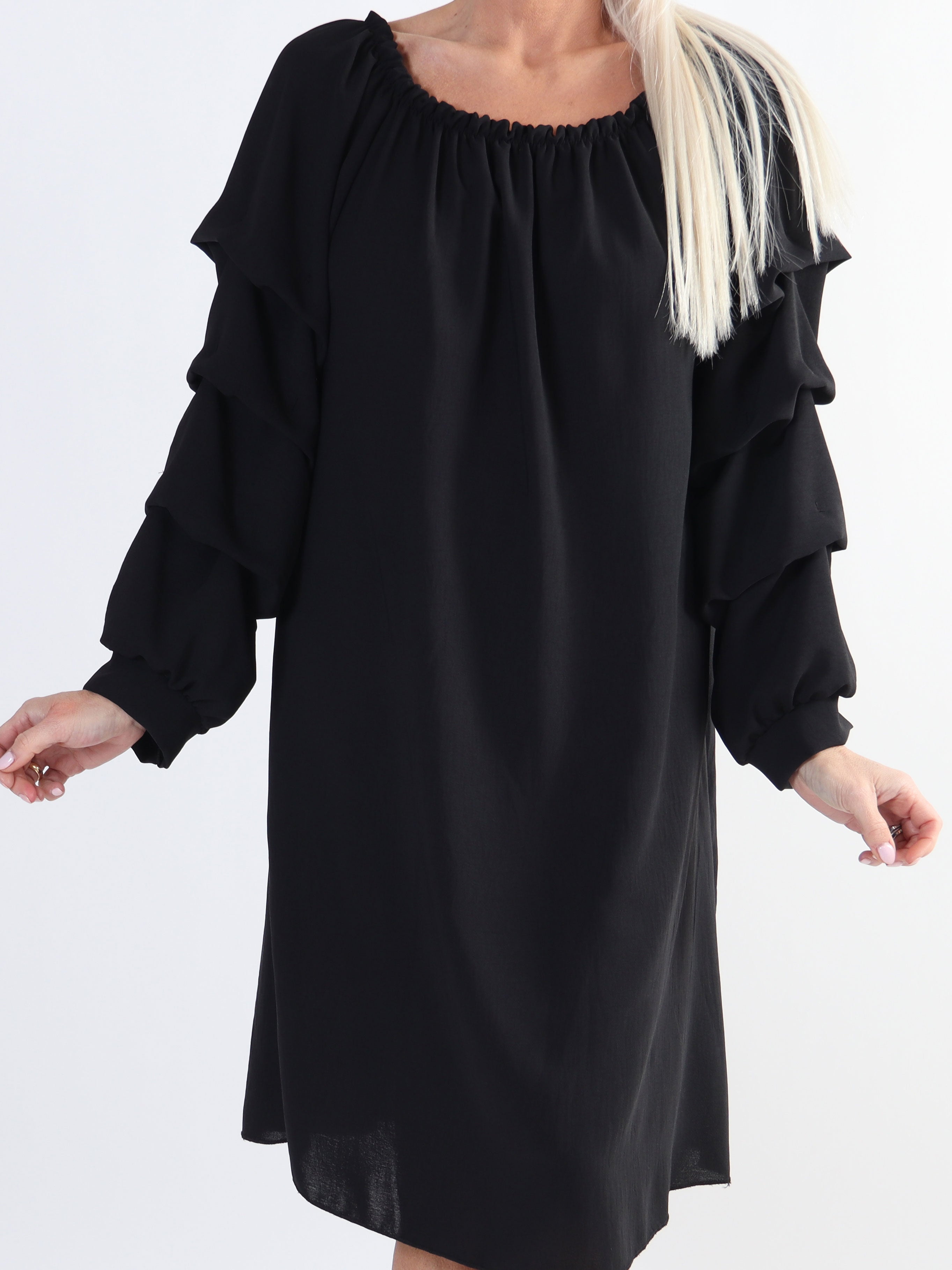 Joanna - Klänning i viskos med rynkad ärm i stora storlekar