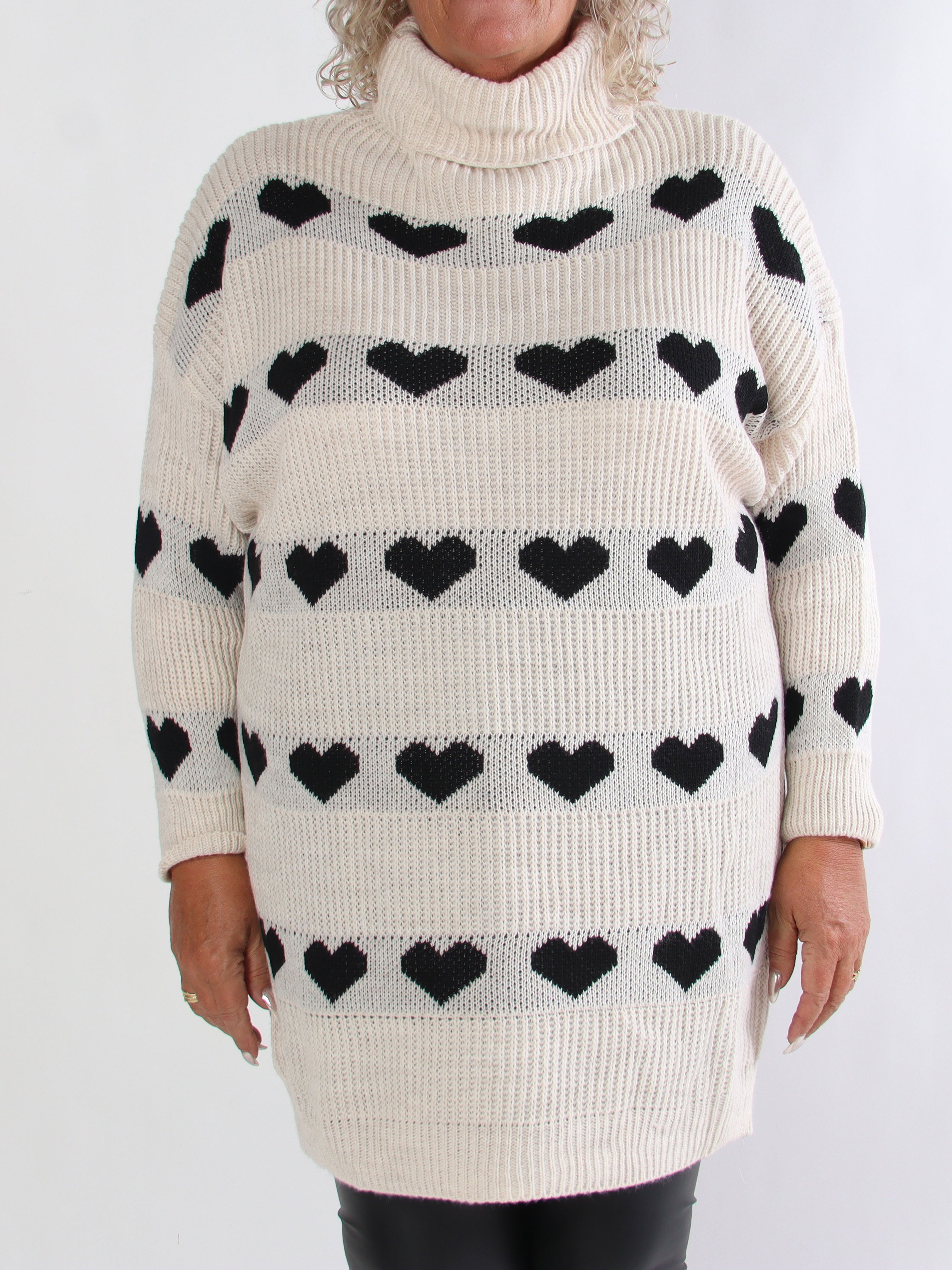 Jody - Stickad plus size klänning med hjärtan och polokrage