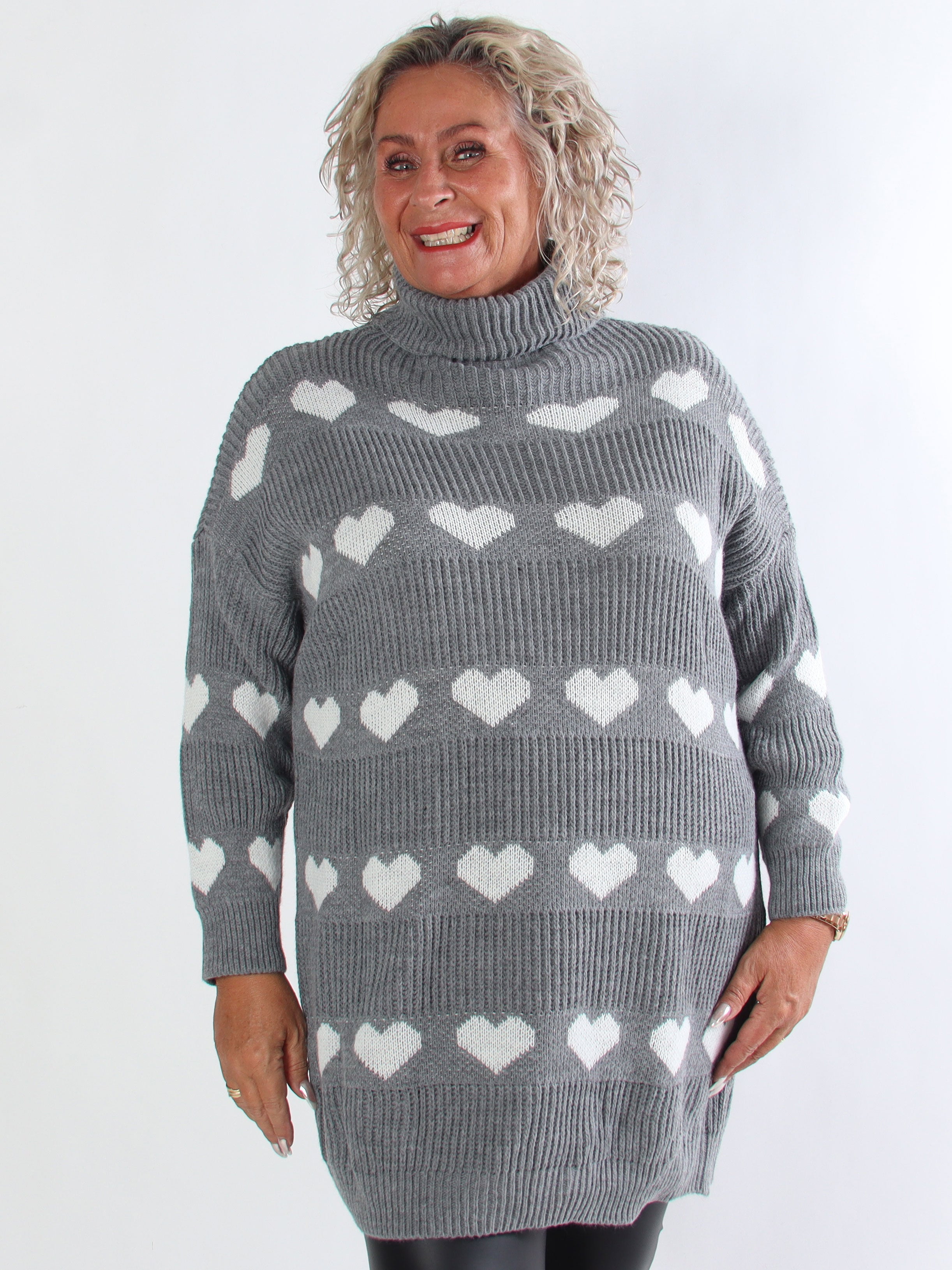 Jody - Stickad plus size klänning med hjärtan och polokrage