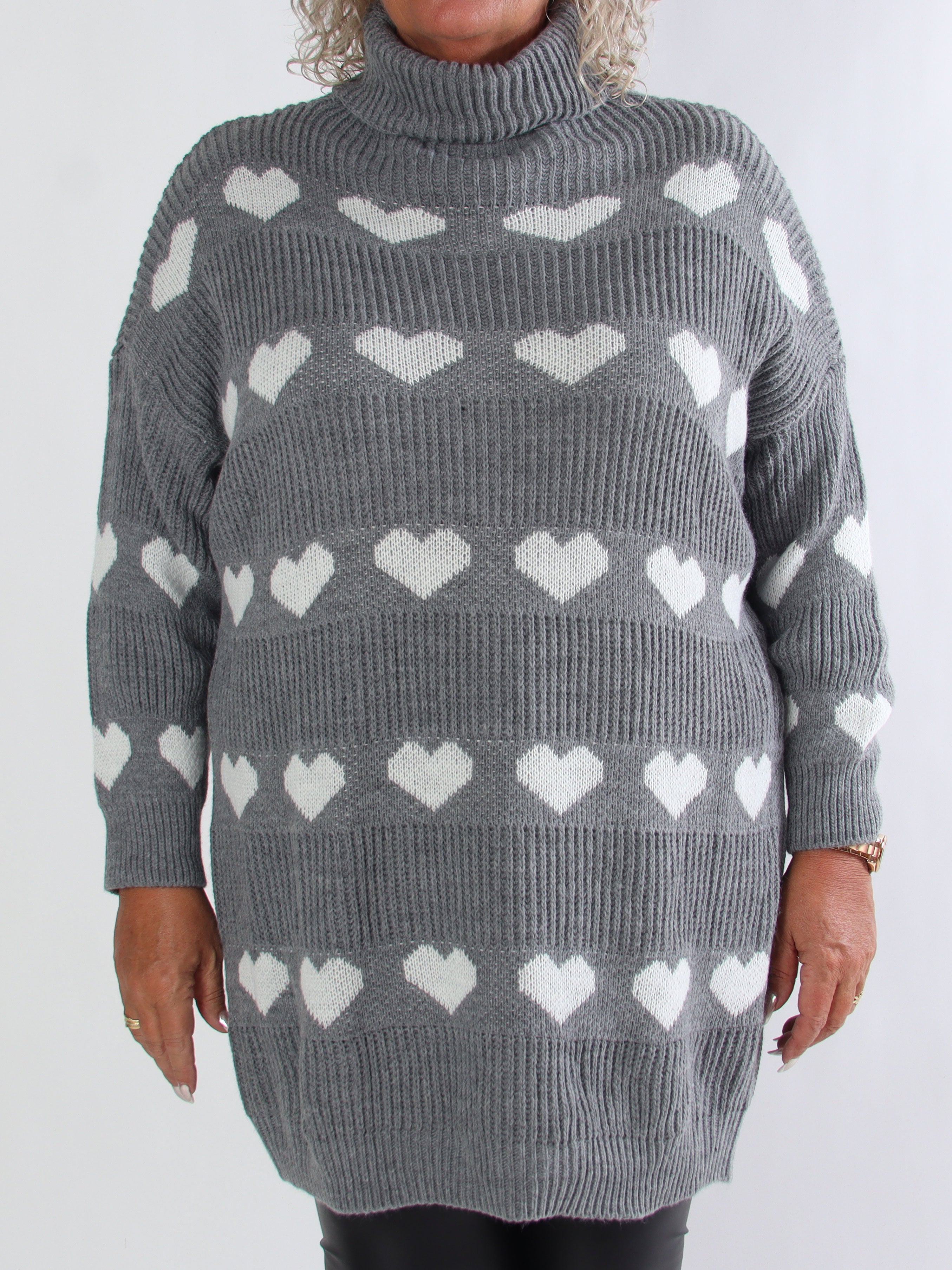 Jody - Stickad plus size klänning med hjärtan och polokrage