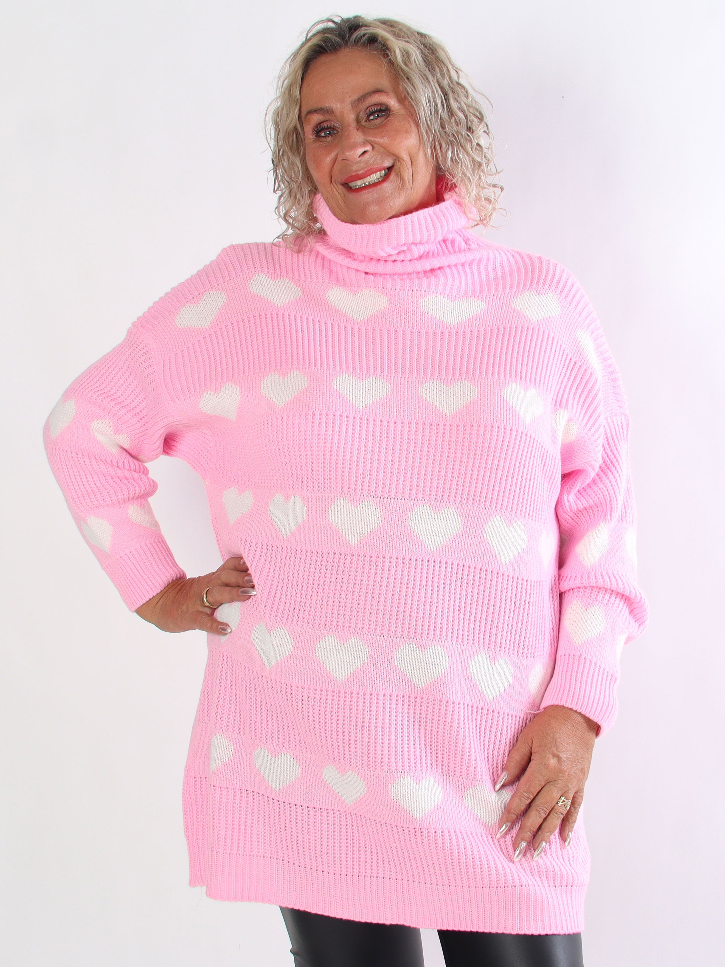 Jody - Stickad plus size klänning med hjärtan och polokrage