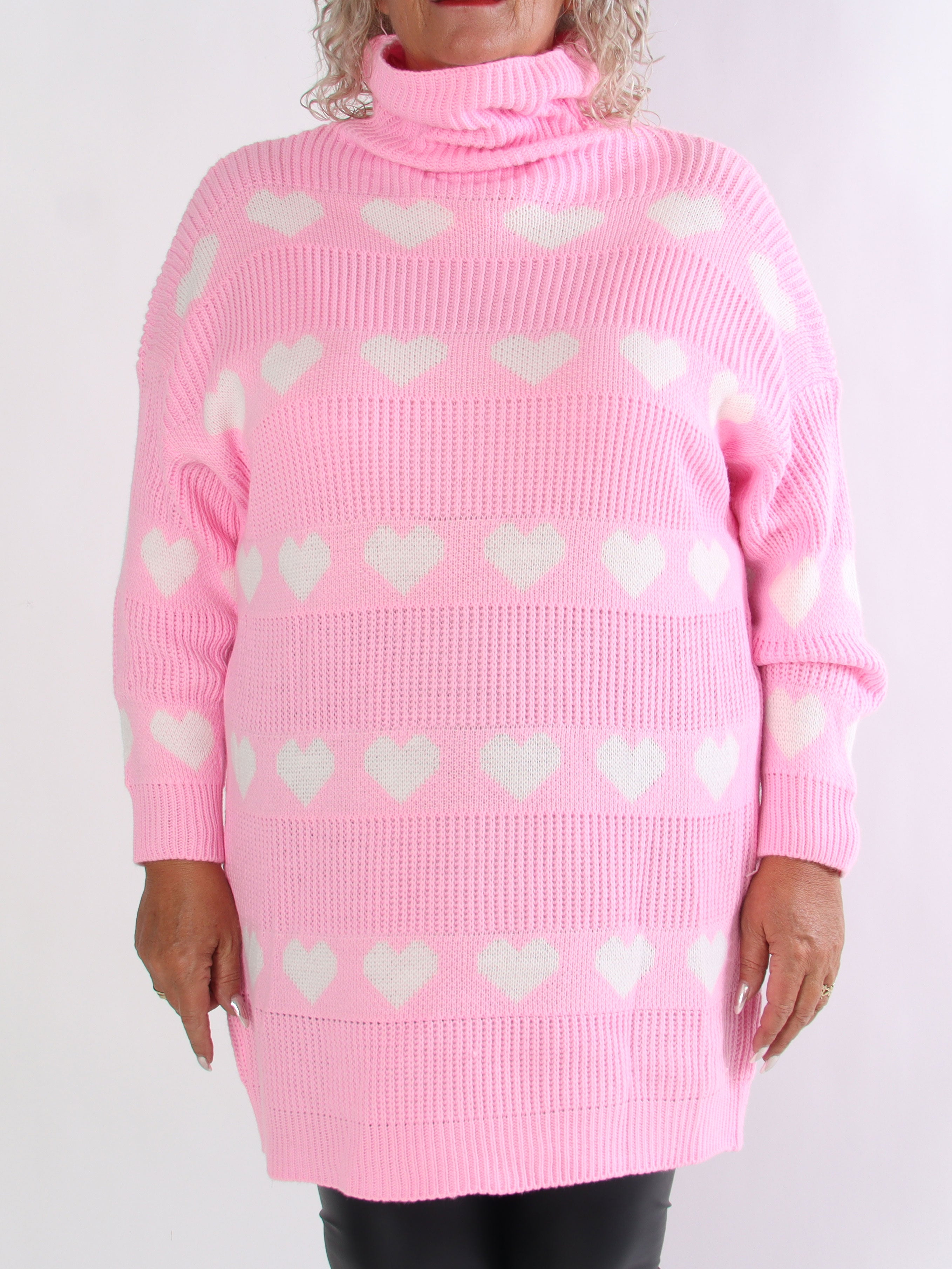 Jody - Stickad plus size klänning med hjärtan och polokrage