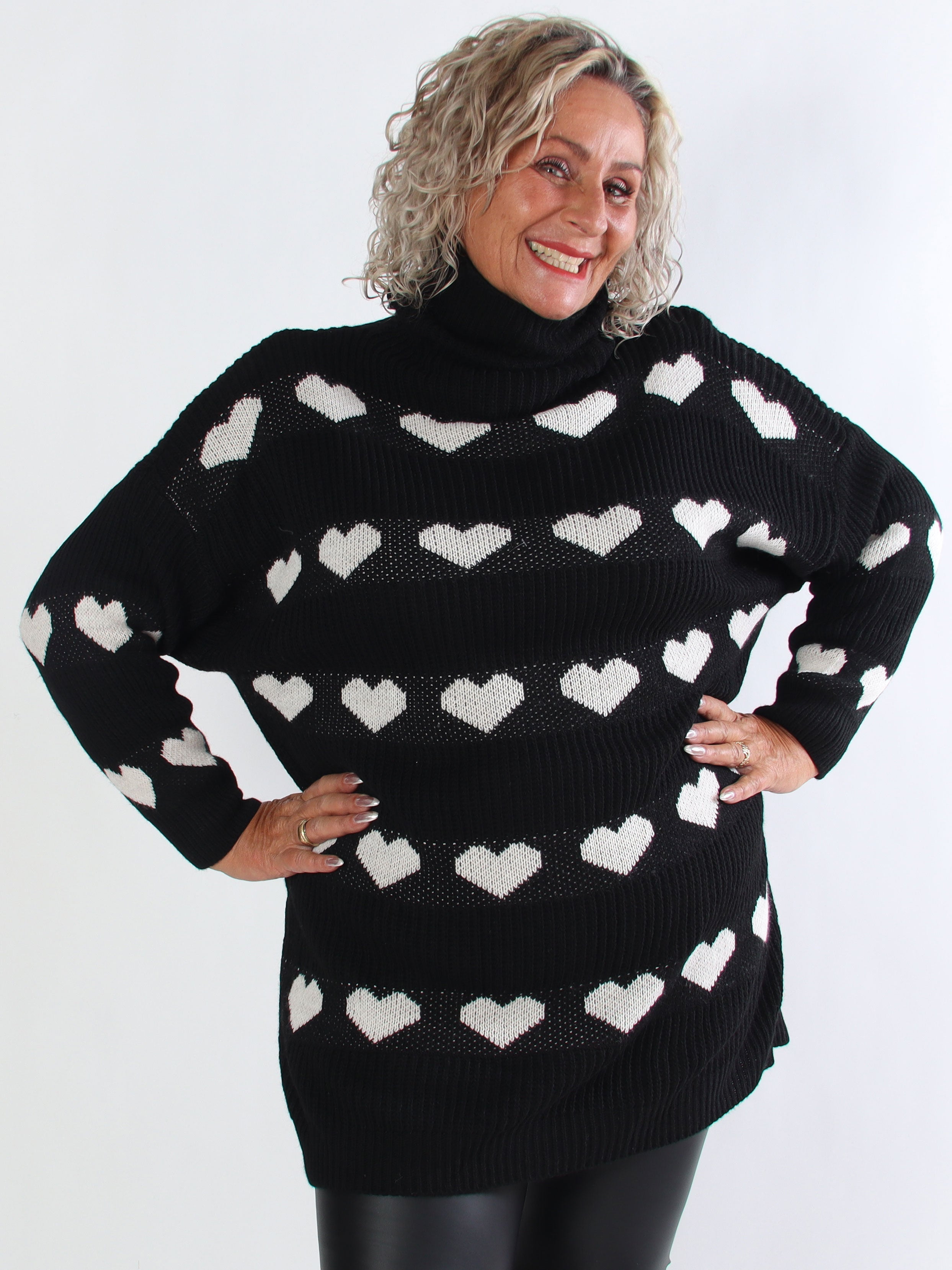 Jody - Stickad plus size klänning med hjärtan och polokrage