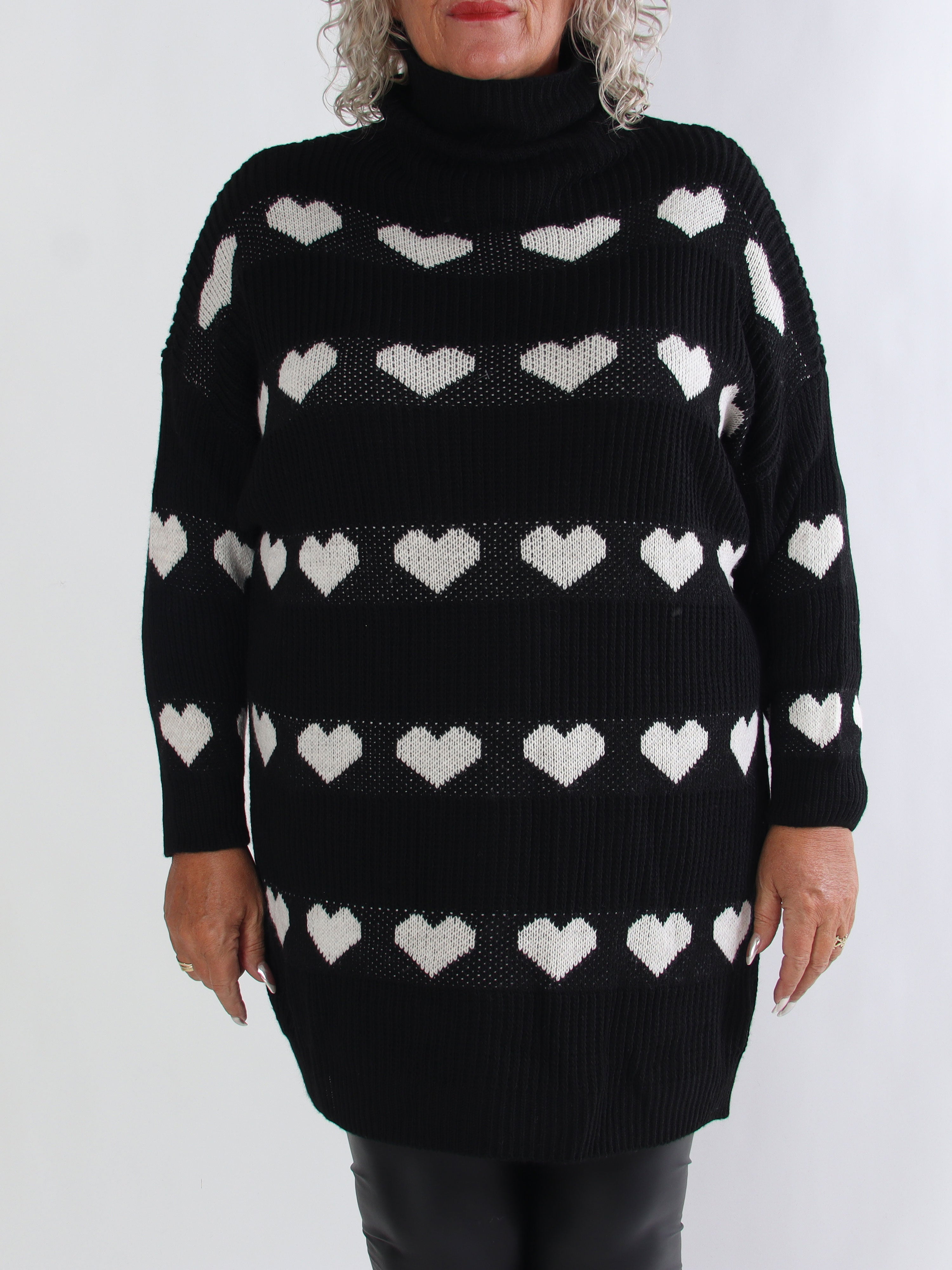 Jody - Stickad plus size klänning med hjärtan och polokrage