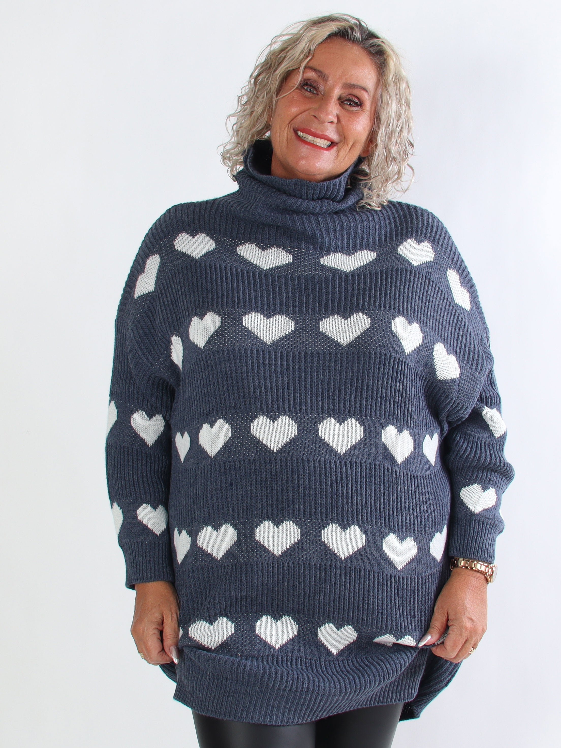 Jody - Stickad plus size klänning med hjärtan och polokrage