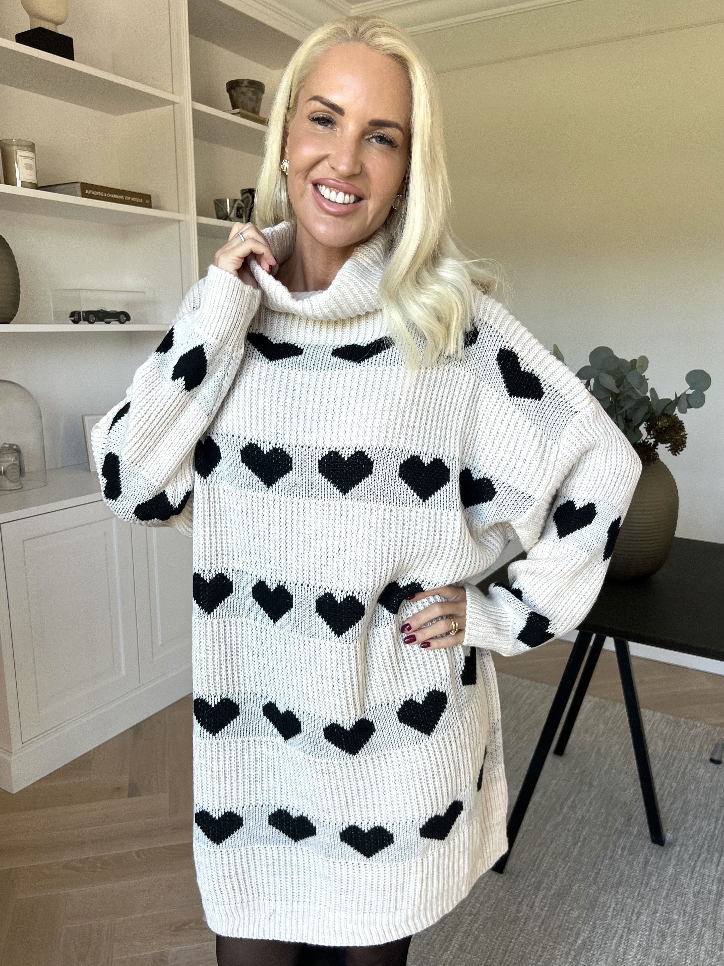 Jody - Stickad klänning med hjärtan och polokrage