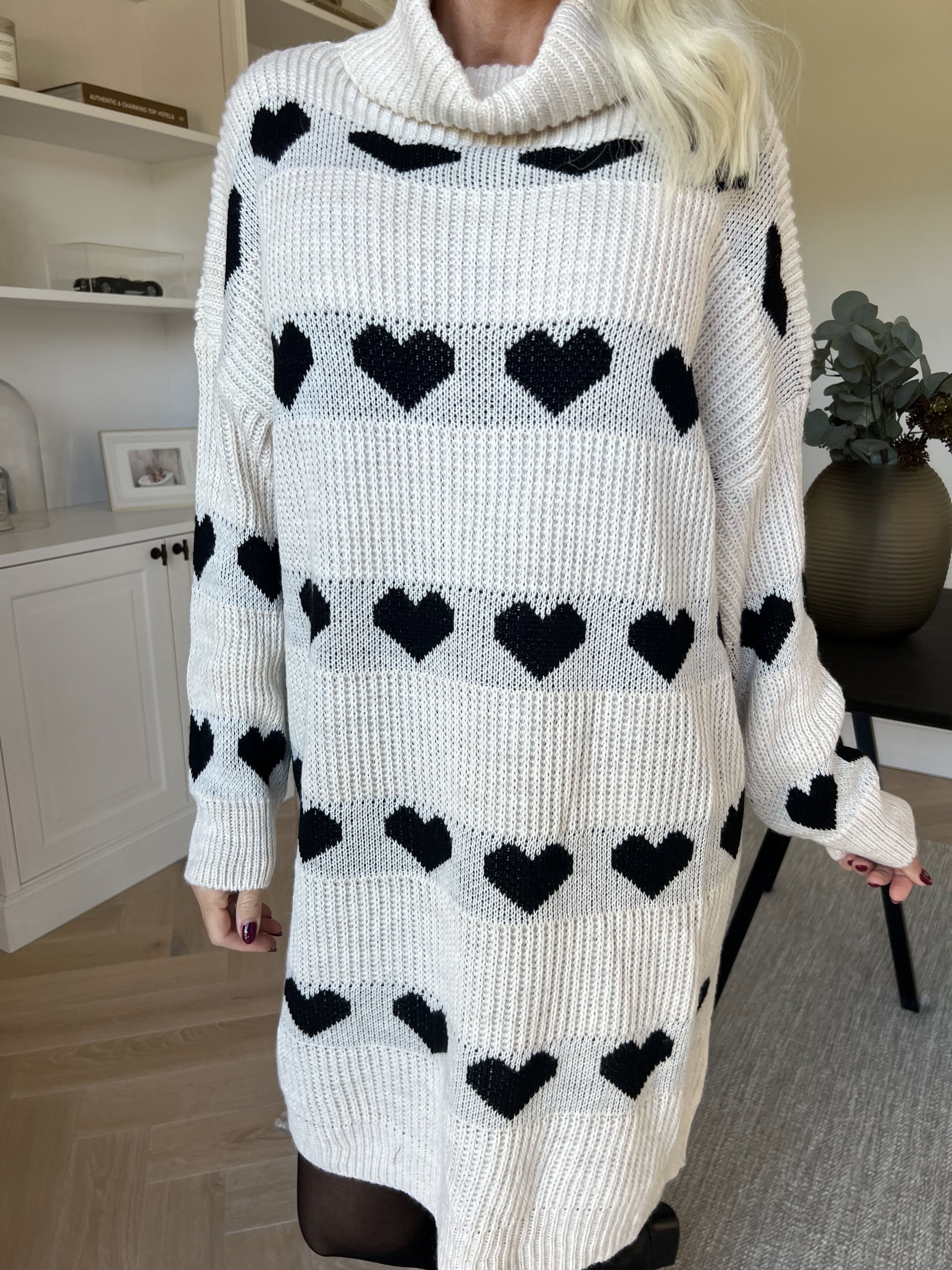 Jody - Stickad klänning med hjärtan och polokrage