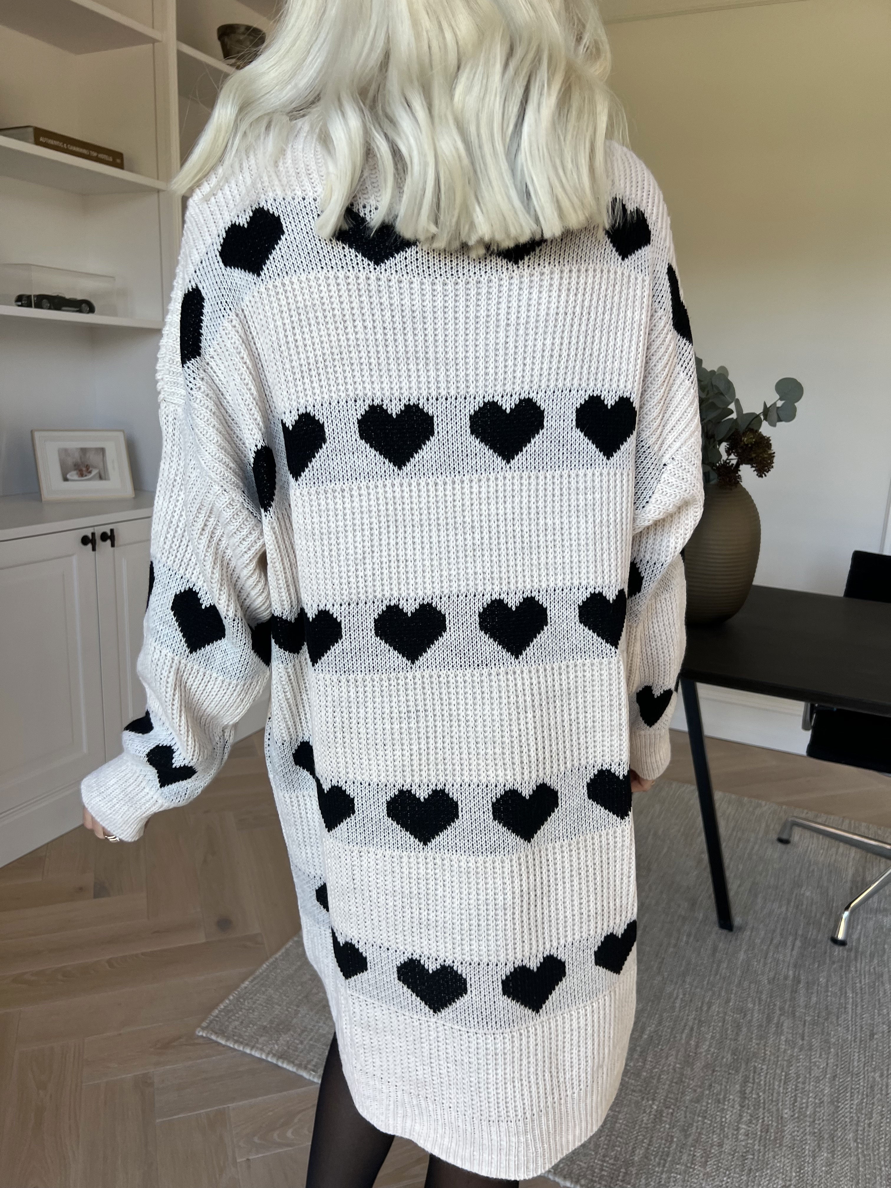 Jody - Stickad klänning med hjärtan och polokrage