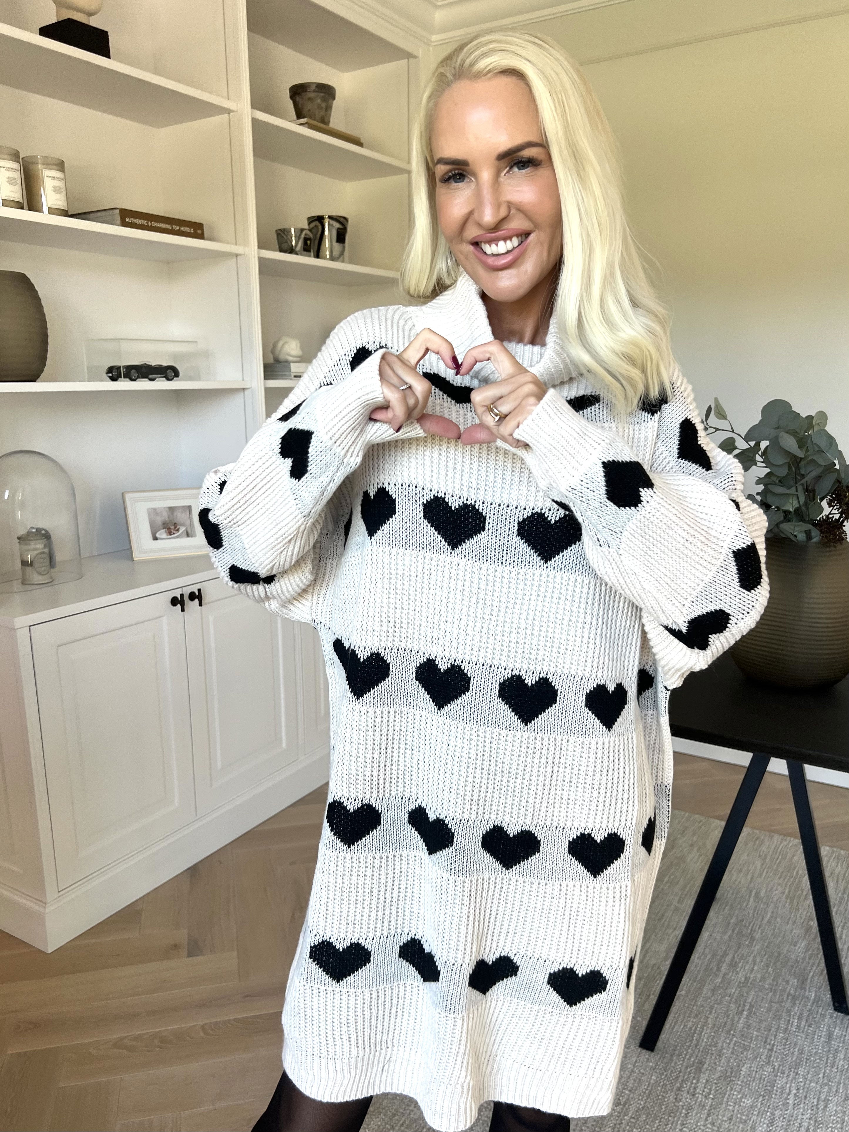 Jody - Stickad klänning med hjärtan och polokrage