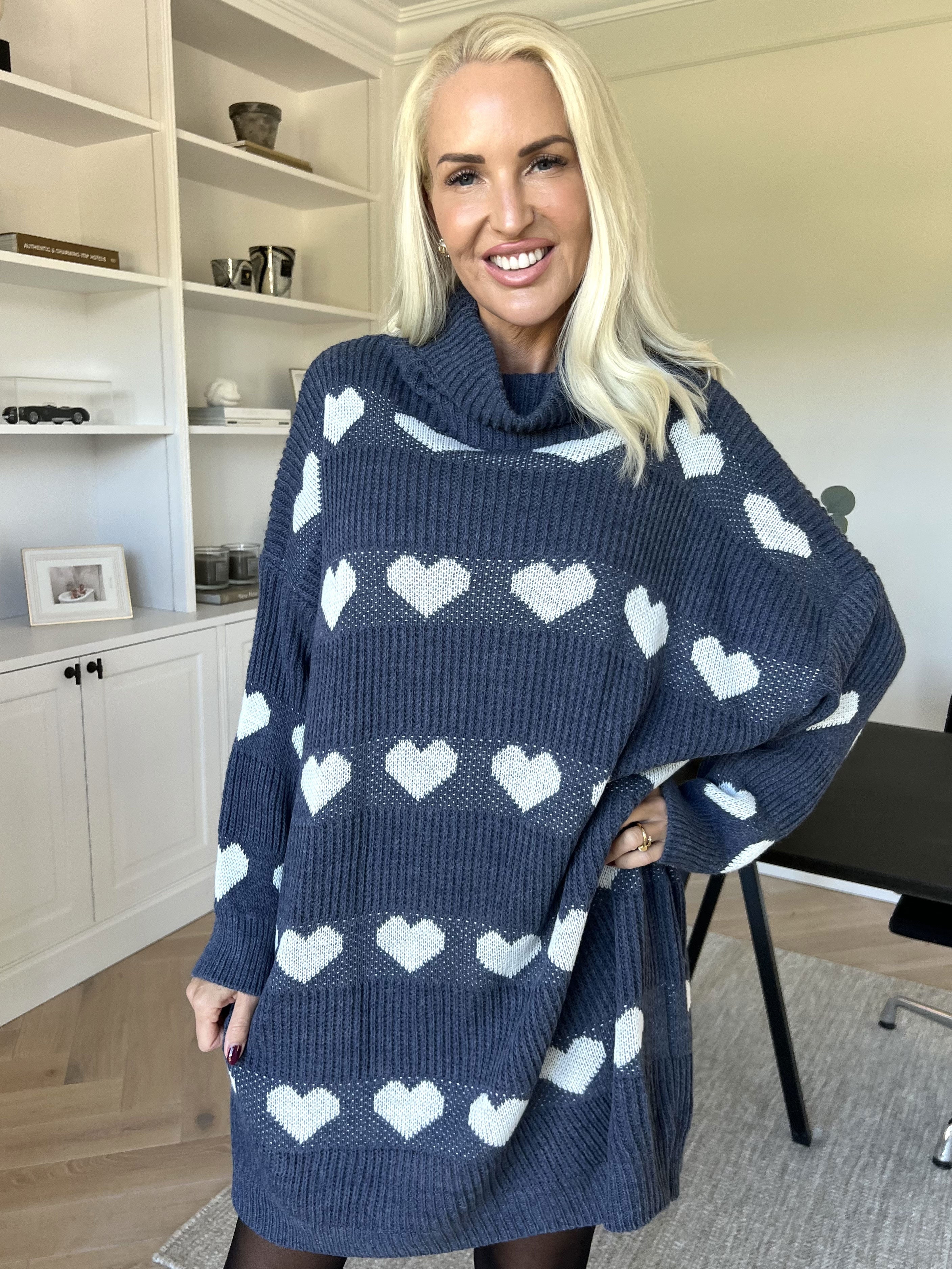 Jody - Stickad klänning med hjärtan och polokrage