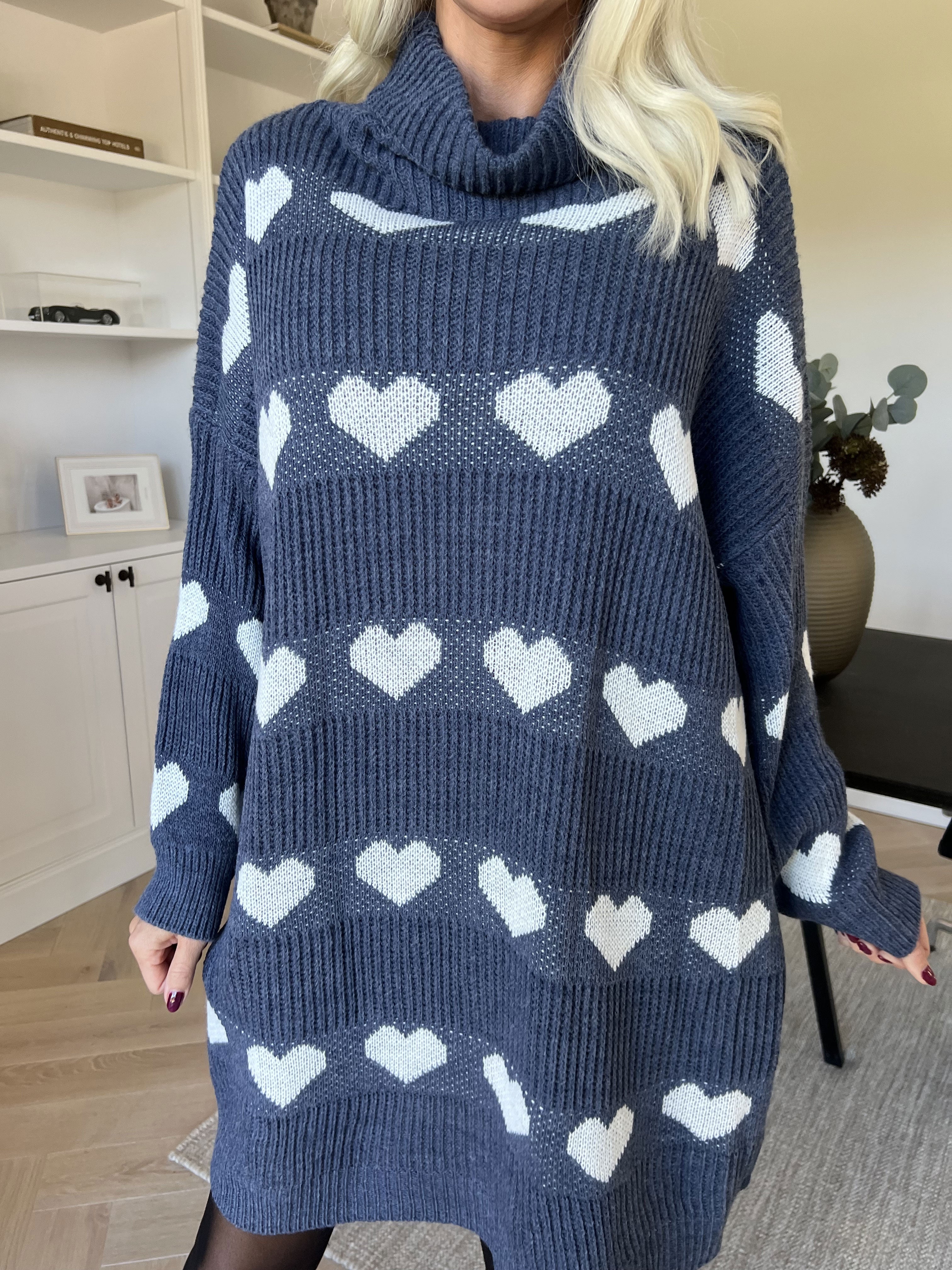 Jody - Stickad klänning med hjärtan och polokrage